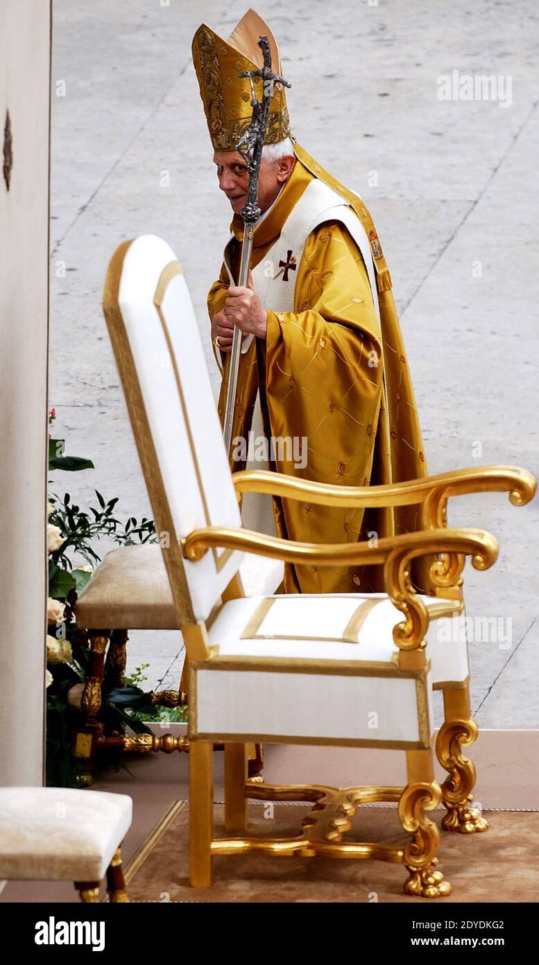 Le pape Benoît XVI a célébré la messe sur la place Saint-Pierre pour le premier consistoire de son pontificat le 25 mars 2006. Photo par Eric Vandeville/ABACAPRESS.COM Banque D'Images