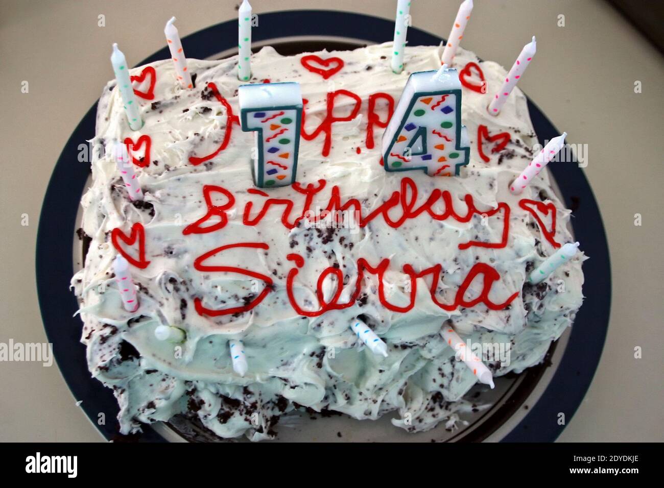 Gateau D Anniversaire A La Main Et A La Main Fait Par Un Pere Aimant Pour Sa Fille De 14 Ans Photo Stock Alamy
