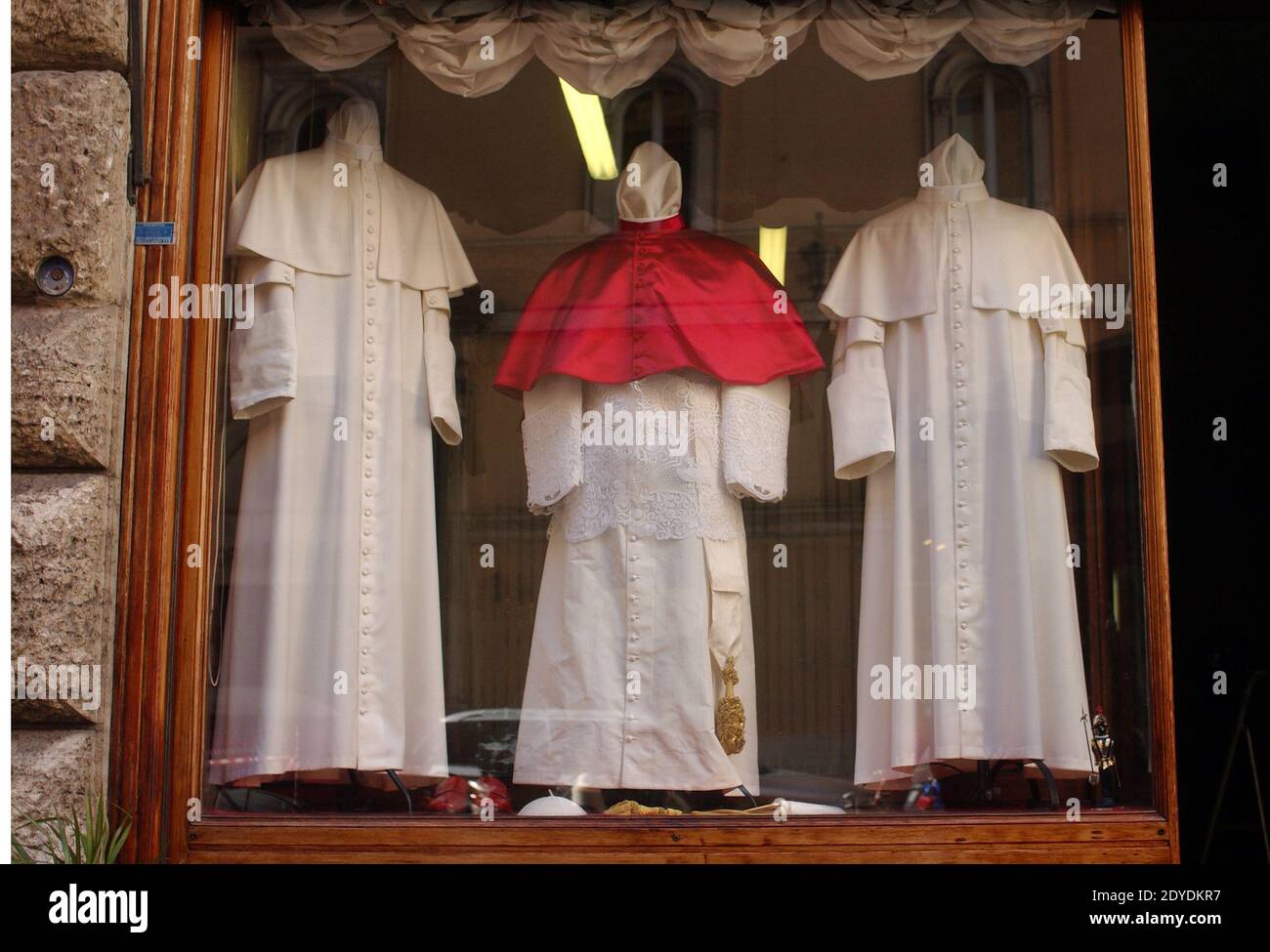 Vêtements ecclésiastiques Banque de photographies et d'images à haute  résolution - Alamy
