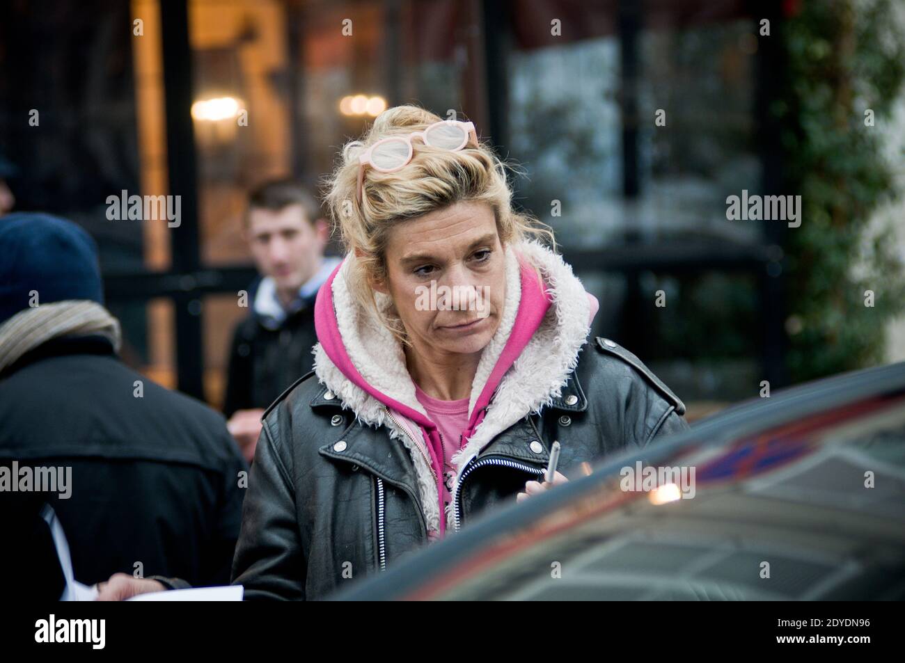 Frigide Barjot devrait organiser un "vote citoyen" en dehors de l'Assemblée nationale contre le projet de loi mariage pour tous. Par préfectural continue à se répandre, il a été interdit dans la nuit. Elle est restée dans le café de la place du Palais Bourbon pour accueillir quelques activistes contre le mariage gay. Paris, France, le mardi 12 février 2013. Photo de Nicolas Messyasz/ABACAPRESS.COM Banque D'Images