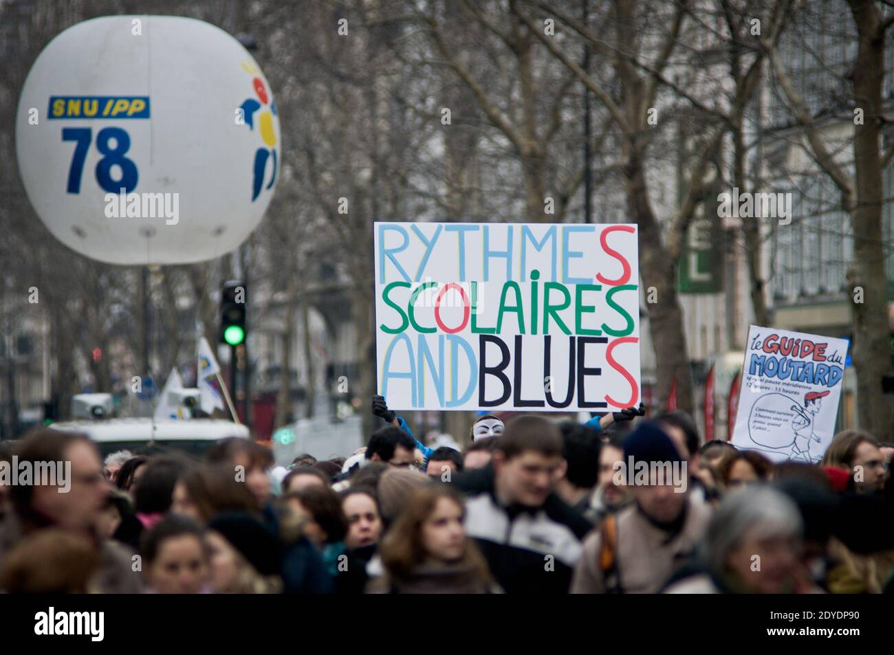 Les enseignants de l'école primaire française ont pris la rue pour protester contre la réforme du calendrier scolaire prévue par le ministre de l'éducation Vincent Peillon, à Paris, en France, le 12 février 2013. La proposition du gouvernement vise à prolonger la semaine scolaire de 4 à 4.5 jours et entrera en vigueur en septembre. Photo de Nicolas Messyasz/ABACAPRESS.COM Banque D'Images