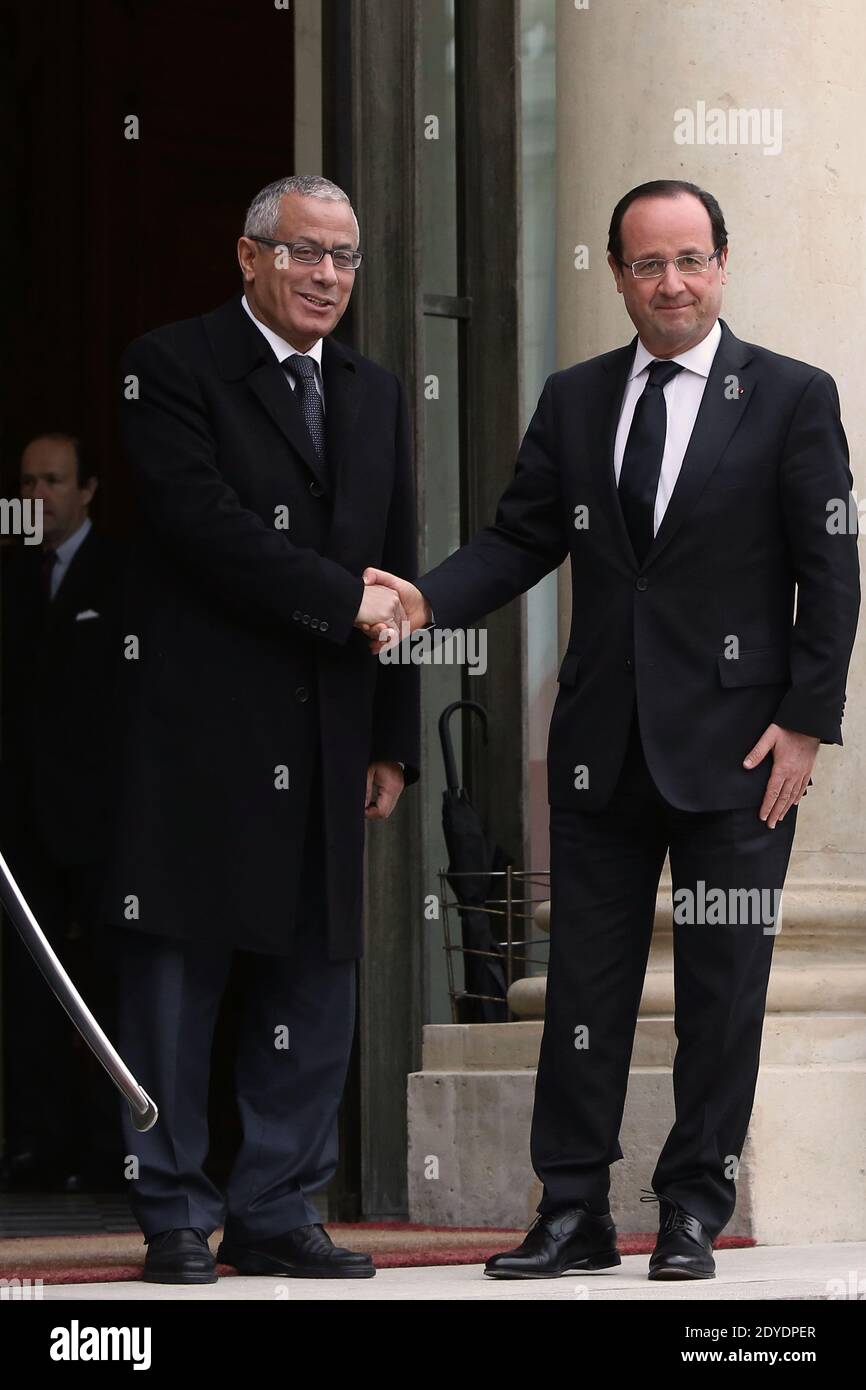 Le Premier ministre libyen, Ali Zeidan, aurait été libéré après avoir été enlevé par des dizaines d'hommes armés lors d'un raid avant l'aube, le 10 octobre 2013. Il a été précédemment rapporté être en « bonne santé et bien traité » après avoir été pris dans un hôtel de luxe de Tripoli où il vit. M. Zeidan était détenu au département de lutte contre la criminalité du ministère de l'intérieur, a déclaré un responsable de ce département, après avoir été saisi par jusqu'à 150 hommes armés arrivés à l'hôtel Corinthia dans des camions de ramassage. Photo du dossier : le président français François Hollande fait ses adieux au Premier ministre libyen Ali Zeidan après un ministre international Banque D'Images