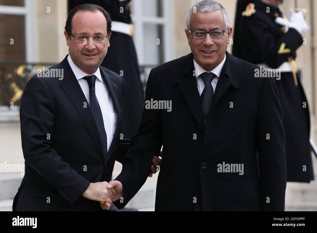 Le Premier ministre libyen, Ali Zeidan, aurait été libéré après avoir été enlevé par des dizaines d'hommes armés lors d'un raid avant l'aube, le 10 octobre 2013. Il a été précédemment rapporté être en « bonne santé et bien traité » après avoir été pris dans un hôtel de luxe de Tripoli où il vit. M. Zeidan était détenu au département de lutte contre la criminalité du ministère de l'intérieur, a déclaré un responsable de ce département, après avoir été saisi par jusqu'à 150 hommes armés arrivés à l'hôtel Corinthia dans des camions de ramassage. Photo du dossier : le président français François Hollande accueille le Premier ministre libyen Ali Zeidan devant une con ministérielle internationale Banque D'Images