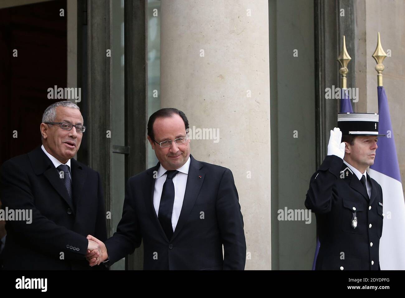 Le Premier ministre libyen, Ali Zeidan, aurait été libéré après avoir été enlevé par des dizaines d'hommes armés lors d'un raid avant l'aube, le 10 octobre 2013. Il a été précédemment rapporté être en « bonne santé et bien traité » après avoir été pris dans un hôtel de luxe de Tripoli où il vit. M. Zeidan était détenu au département de lutte contre la criminalité du ministère de l'intérieur, a déclaré un responsable de ce département, après avoir été saisi par jusqu'à 150 hommes armés arrivés à l'hôtel Corinthia dans des camions de ramassage. Photo du dossier : le président français François Hollande fait ses adieux au Premier ministre libyen Ali Zeidan après un ministre international Banque D'Images
