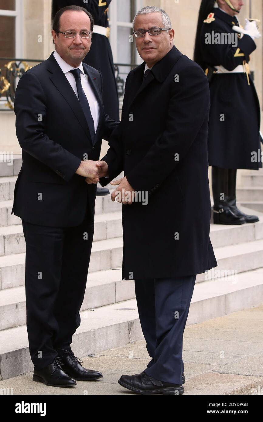 Le Premier ministre libyen, Ali Zeidan, aurait été libéré après avoir été enlevé par des dizaines d'hommes armés lors d'un raid avant l'aube, le 10 octobre 2013. Il a été précédemment rapporté être en « bonne santé et bien traité » après avoir été pris dans un hôtel de luxe de Tripoli où il vit. M. Zeidan était détenu au département de lutte contre la criminalité du ministère de l'intérieur, a déclaré un responsable de ce département, après avoir été saisi par jusqu'à 150 hommes armés arrivés à l'hôtel Corinthia dans des camions de ramassage. Photo du dossier : le président français François Hollande accueille le Premier ministre libyen Ali Zeidan devant une con ministérielle internationale Banque D'Images