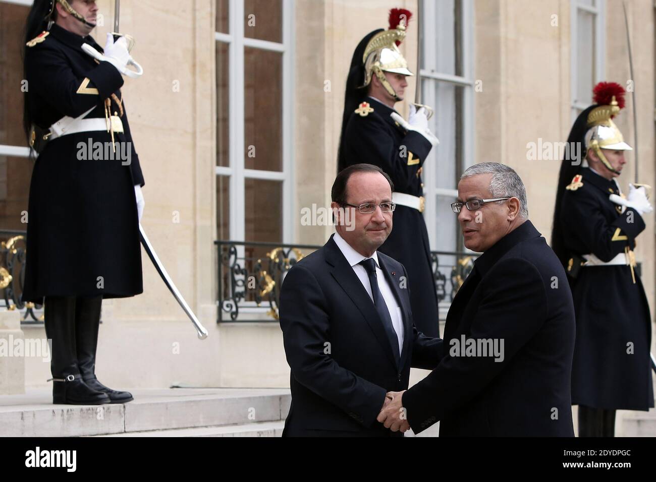 Le Premier ministre libyen, Ali Zeidan, aurait été libéré après avoir été enlevé par des dizaines d'hommes armés lors d'un raid avant l'aube, le 10 octobre 2013. Il a été précédemment rapporté être en « bonne santé et bien traité » après avoir été pris dans un hôtel de luxe de Tripoli où il vit. M. Zeidan était détenu au département de lutte contre la criminalité du ministère de l'intérieur, a déclaré un responsable de ce département, après avoir été saisi par jusqu'à 150 hommes armés arrivés à l'hôtel Corinthia dans des camions de ramassage. Photo du dossier : le président français François Hollande accueille le Premier ministre libyen Ali Zeidan devant une con ministérielle internationale Banque D'Images
