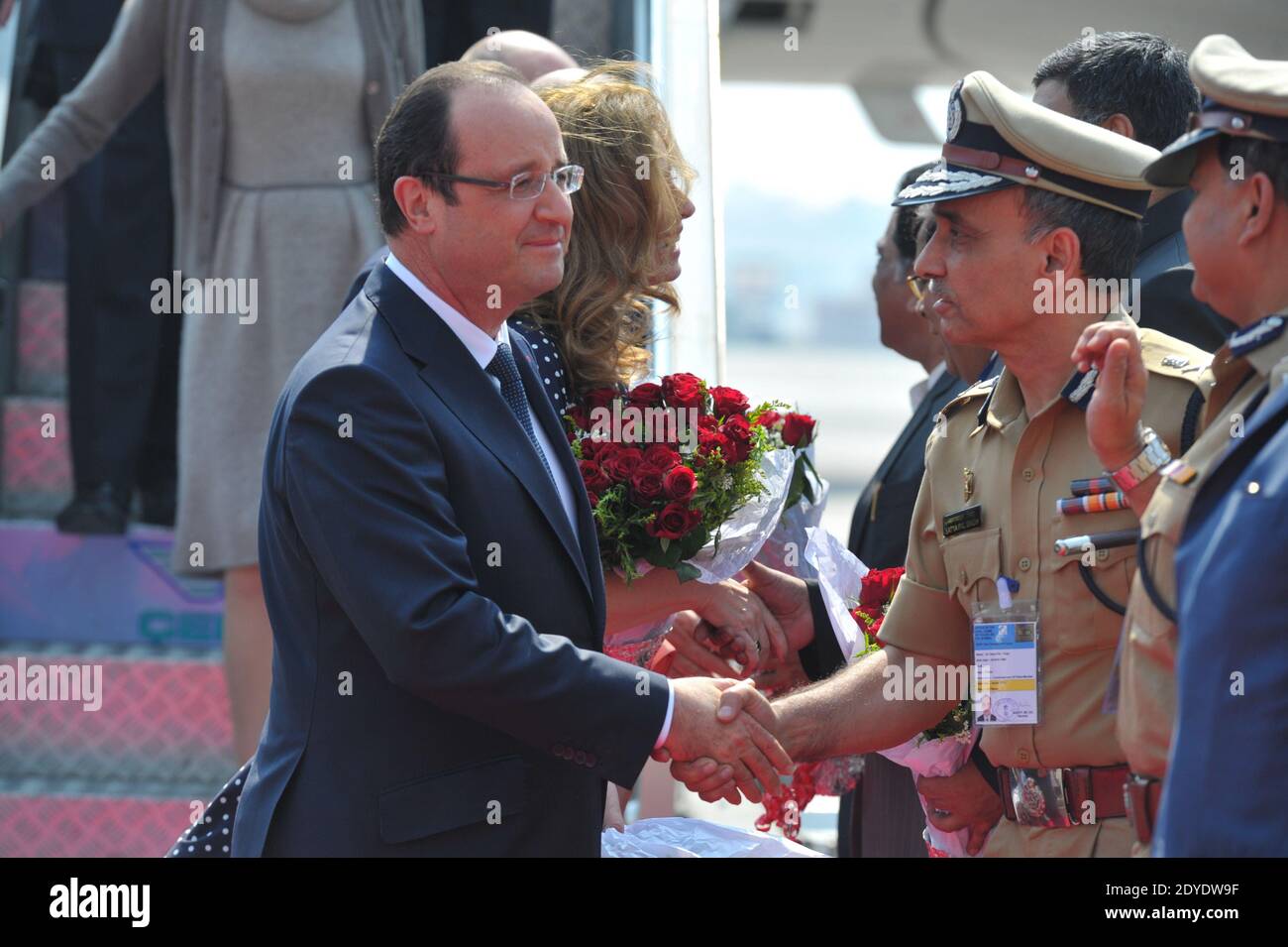 Le président français François Hollande et Valerie Trierweiler arrivent à l'aéroport de Bombay, en Inde, le 15 février 2013. Photo de Christophe Guibbbaud/ABACAPRESS.COM Banque D'Images