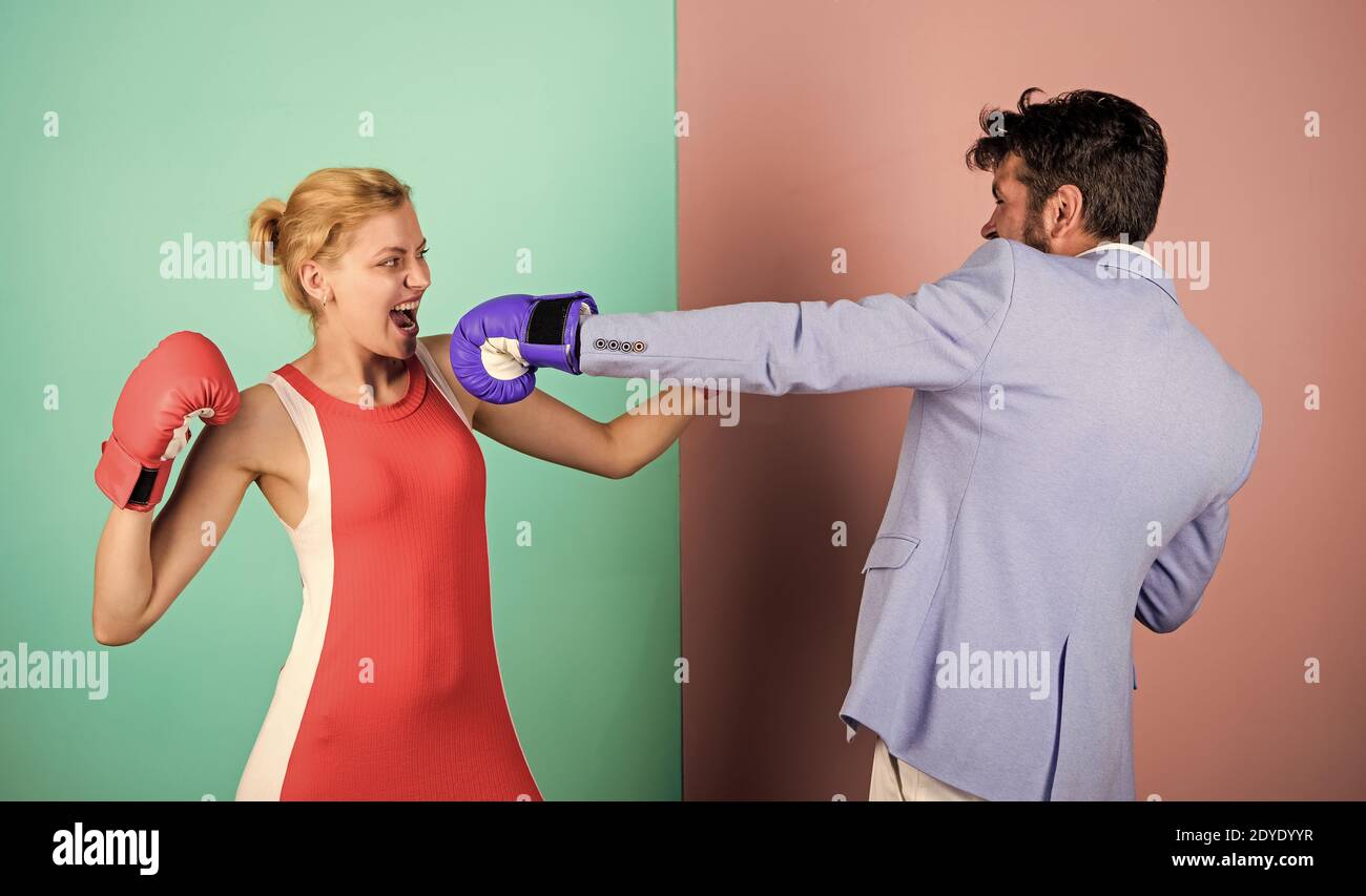 Lutte contre le genre. Égalité des droits entre les sexes. Querelle  familiale. Poinçon fort. Boxers luttant en gants. Égalité des sexes. Combat  de boxe homme et femme. Couple amoureux en boxe. Concept