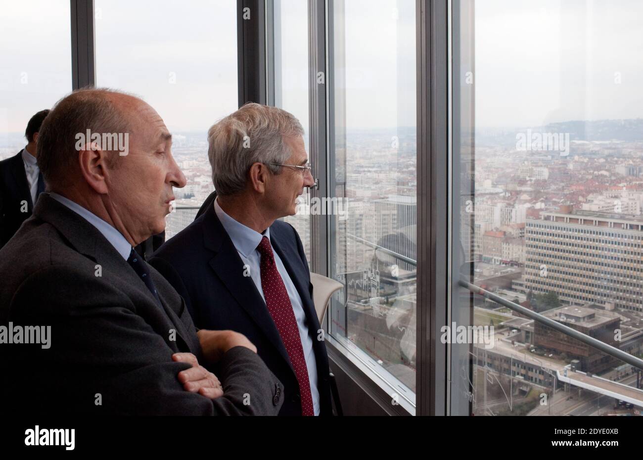 Claude Bartolone (R), président de l'Assemblée nationale française, aux côtés du maire de Lyon et du sénateur Gerard Collomb, lors de la présentation du projet Eurométropole de Lyon, à Lyon, en France, le 21 février 2013. Le programme de Bartolone comprenait également une première cérémonie de pose de pierres au projet immobilier l'Odyssee, avant d'assister au match de football Olympique Lyonnais vs Tottenham Hotspur. Photos de Vincent Dargent/ABACAPRESS.COM Banque D'Images