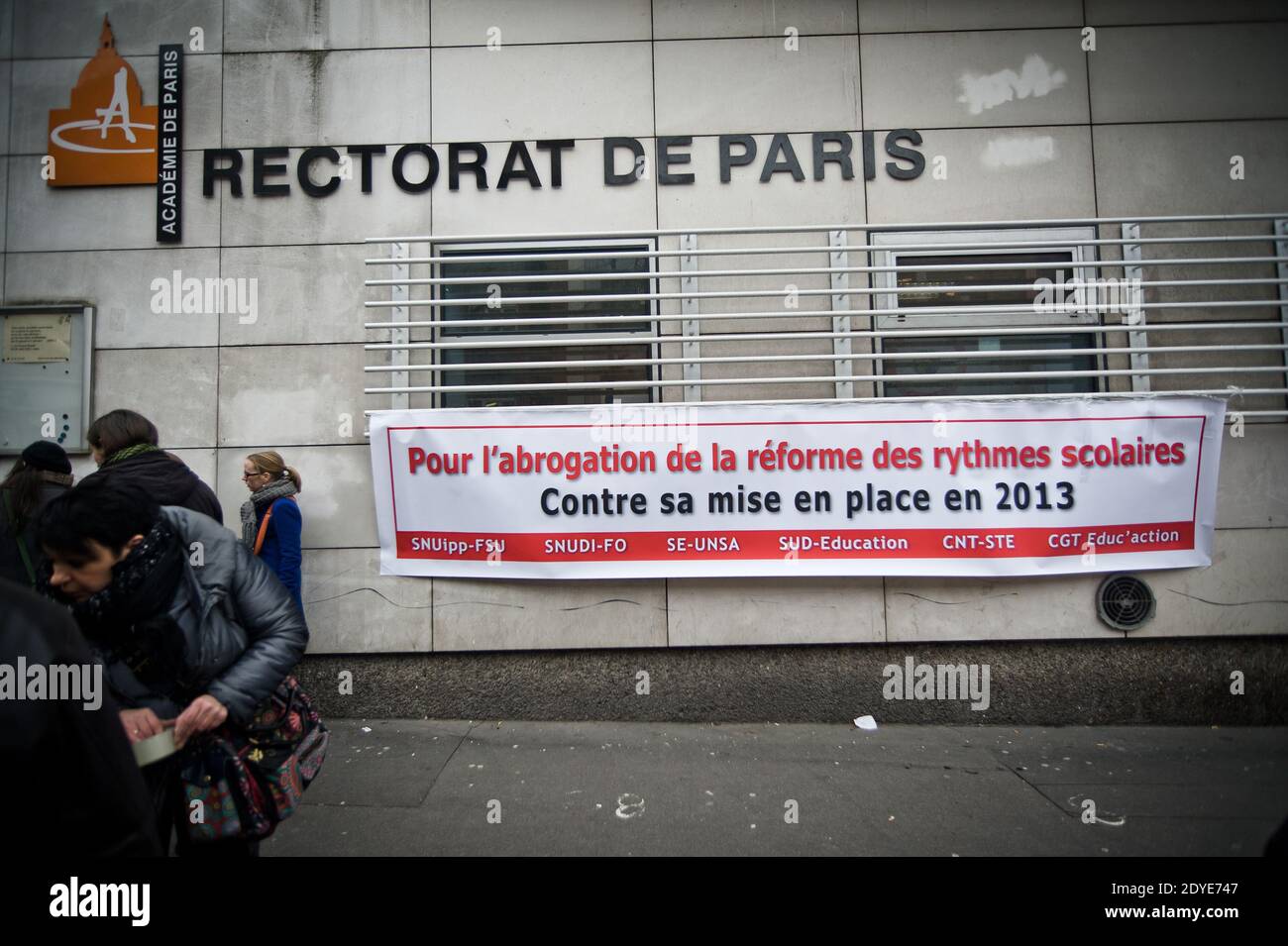 Les membres du personnel national français de l'éducation manifestent à l'extérieur du siège du Rectorat de Paris, l'Administration du Conseil scolaire de Paris, à Paris, en France, le 28 février 2013. Les enseignants sont en grève pour demander l'abrogation du plan gouvernemental de réforme de la loi sur le calendrier scolaire. Photo de Nicolas Messyasz/ABACAPRESS.COM Banque D'Images