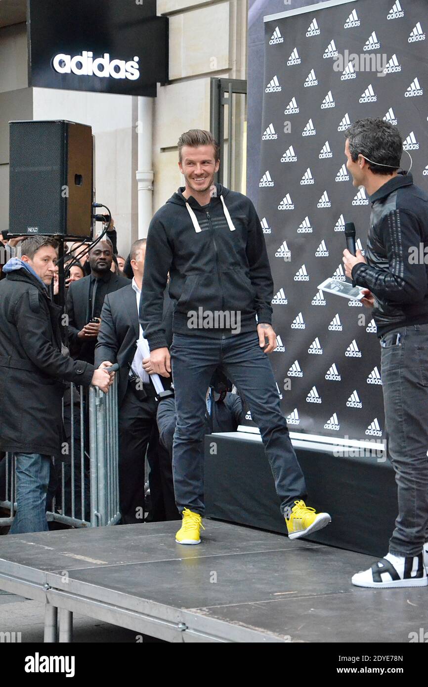 David Beckham du PSG signe des autographes pour ses fans et ses supporters  au magasin Adidas, avenue des champs-Elysées à Paris, France, le 28 février  2013. Photo de Thierry Plessis/ABACAPRESS.COM Photo Stock -