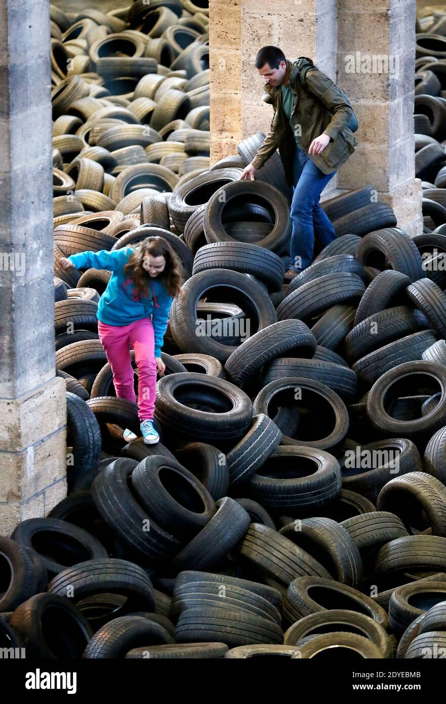 L'exposition 'Allan Kaprow YARD' a ouvert ses portes au Centre d'Arts plastiques contemporains CAPC, le Musée d'Art contemporain de Bordeaux, dans le sud-ouest de la France, le 3 mars 2013. 40 tonnes de pneus de voiture d'occasion, par lesquels les visiteurs peuvent sauter et ramper, ont été entassés dans l'immense nef du musée pour marquer son 40e anniversaire. L'installation du peintre américain et artiste de scène Allan Kaprow (1927-2006) a eu lieu pour la première fois à New York en 1961 et a été radicalement réinterprétée dans d'autres endroits dix fois avant sa mort. Kaprow est considéré comme l'auteur des événements. Photo par Patr Banque D'Images