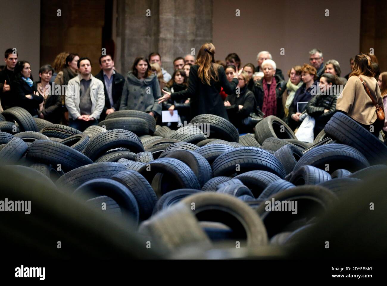 L'exposition 'Allan Kaprow YARD' a ouvert ses portes au Centre d'Arts plastiques contemporains CAPC, le Musée d'Art contemporain de Bordeaux, dans le sud-ouest de la France, le 3 mars 2013. 40 tonnes de pneus de voiture d'occasion, par lesquels les visiteurs peuvent sauter et ramper, ont été entassés dans l'immense nef du musée pour marquer son 40e anniversaire. L'installation du peintre américain et artiste de scène Allan Kaprow (1927-2006) a eu lieu pour la première fois à New York en 1961 et a été radicalement réinterprétée dans d'autres endroits dix fois avant sa mort. Kaprow est considéré comme l'auteur des événements. Photo par Patr Banque D'Images