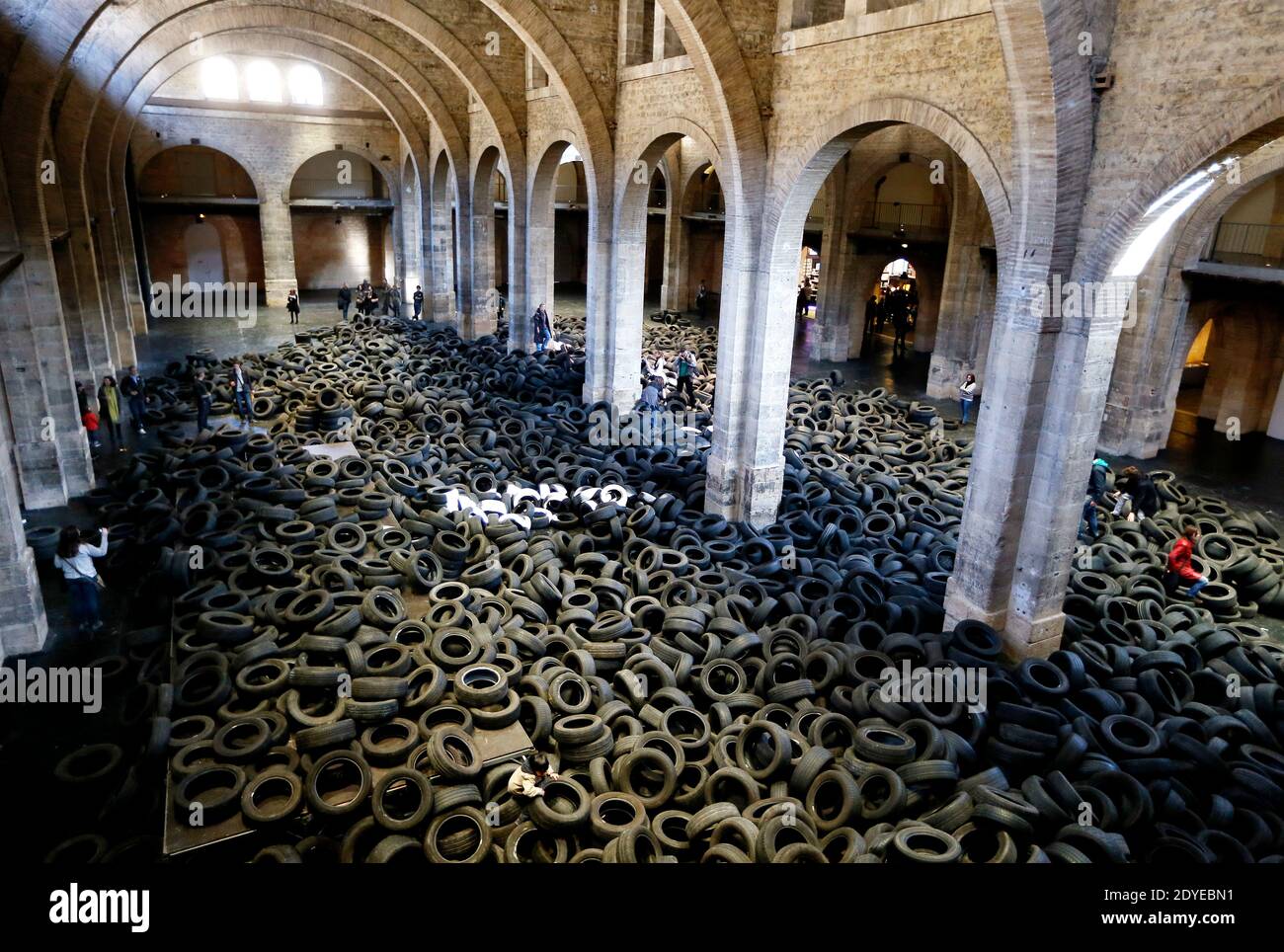 L'exposition 'Allan Kaprow YARD' a ouvert ses portes au Centre d'Arts plastiques contemporains CAPC, le Musée d'Art contemporain de Bordeaux, dans le sud-ouest de la France, le 3 mars 2013. 40 tonnes de pneus de voiture d'occasion, par lesquels les visiteurs peuvent sauter et ramper, ont été entassés dans l'immense nef du musée pour marquer son 40e anniversaire. L'installation du peintre américain et artiste de scène Allan Kaprow (1927-2006) a eu lieu pour la première fois à New York en 1961 et a été radicalement réinterprétée dans d'autres endroits dix fois avant sa mort. Kaprow est considéré comme l'auteur des événements. Photo par Patr Banque D'Images