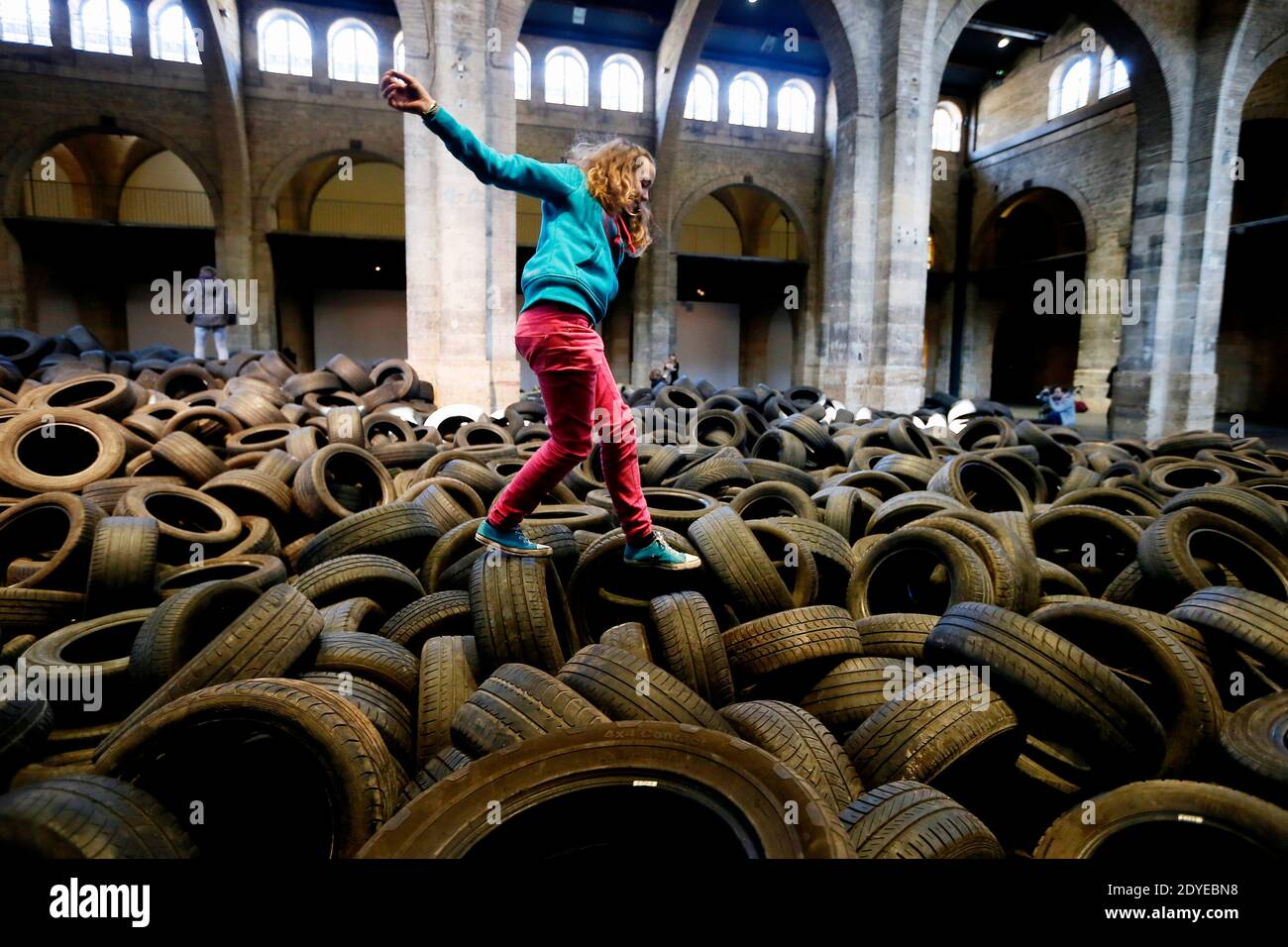 L'exposition 'Allan Kaprow YARD' a ouvert ses portes au Centre d'Arts plastiques contemporains CAPC, le Musée d'Art contemporain de Bordeaux, dans le sud-ouest de la France, le 3 mars 2013. 40 tonnes de pneus de voiture d'occasion, par lesquels les visiteurs peuvent sauter et ramper, ont été entassés dans l'immense nef du musée pour marquer son 40e anniversaire. L'installation du peintre américain et artiste de scène Allan Kaprow (1927-2006) a eu lieu pour la première fois à New York en 1961 et a été radicalement réinterprétée dans d'autres endroits dix fois avant sa mort. Kaprow est considéré comme l'auteur des événements. Photo par Patr Banque D'Images