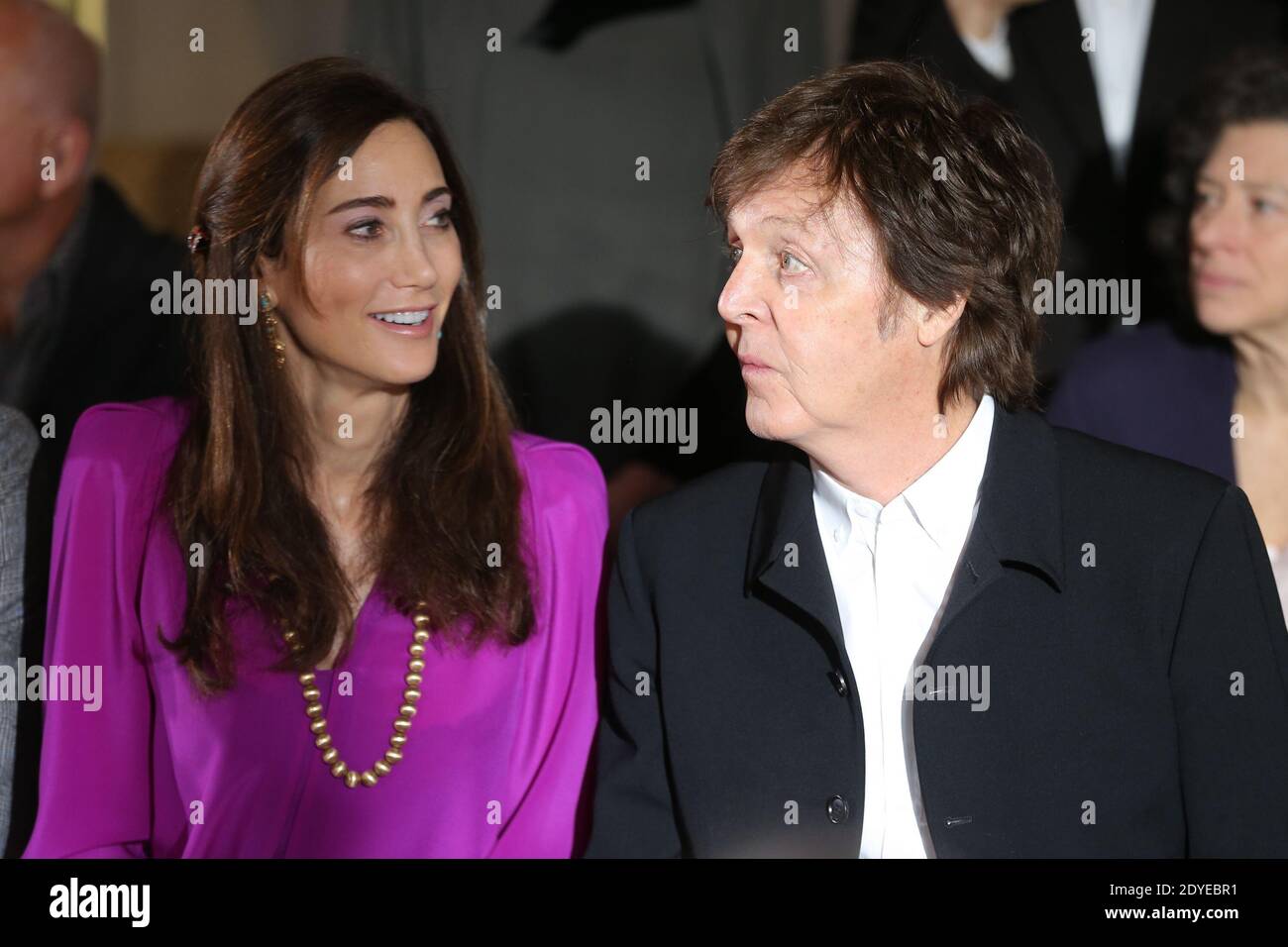 Sir Paul McCartney et sa femme Nancy Shevell assistent au salon de la  collection prêt-à-porter de Stella McCartney, automne-hiver 2013-2014, qui  s'est tenu à l'Opéra Garnier de Paris, en France, le 4