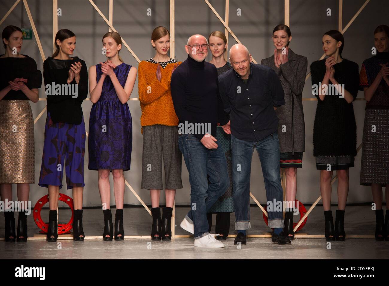 Les designers allemands Otto Droegsler et Joerg Ehrlich apparaissent à côté de modèles à la fin de leur collection pour la maison de mode Odeeh dans le cadre de la semaine de la mode de Paris prêt-à-porter de l'automne-hiver 2013/2014, à la Galerie Weber à Paris, le 4 mars 2013. Photo de Thierry Orban/ABACAPRESS.COM Banque D'Images