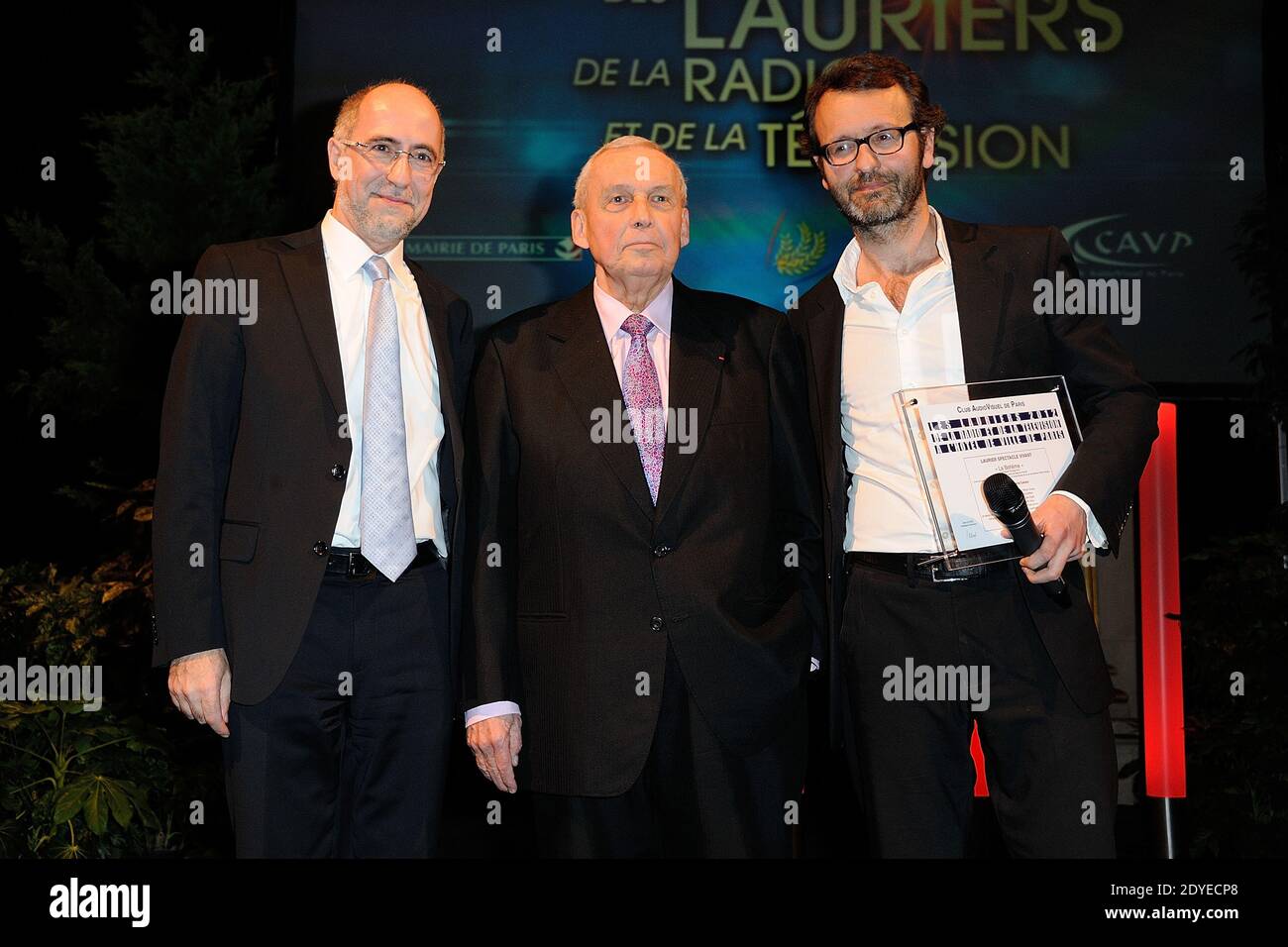 Jean-Baptiste Jouy reçoit un prix lors de la cérémonie 2012 des Lauriers de  la radio et de la télévision qui s'est tenue à l'Hôtel de ville de Paris, à  Paris, en France,