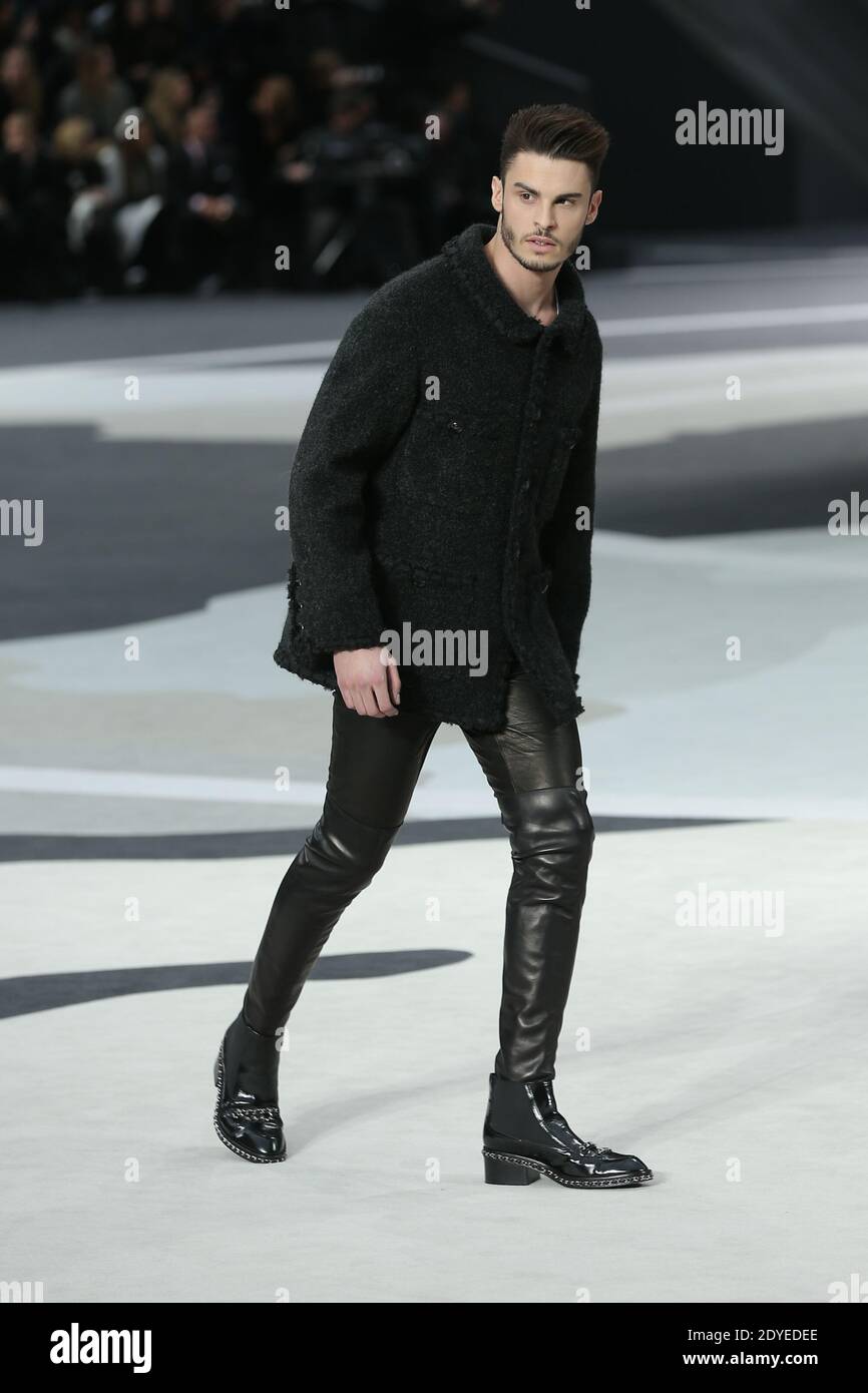 Le modèle Baptiste Giabici présente une création du designer Karl Lagerfeld pour la maison de mode Chanel dans le cadre de la semaine de la mode de Paris prêt-à-porter automne-hiver 2013/2014, au Grand Palais de Paris, le 5 mars 2013. Photo de Frédéric Nebinger/ABACAPRESS.COM Banque D'Images