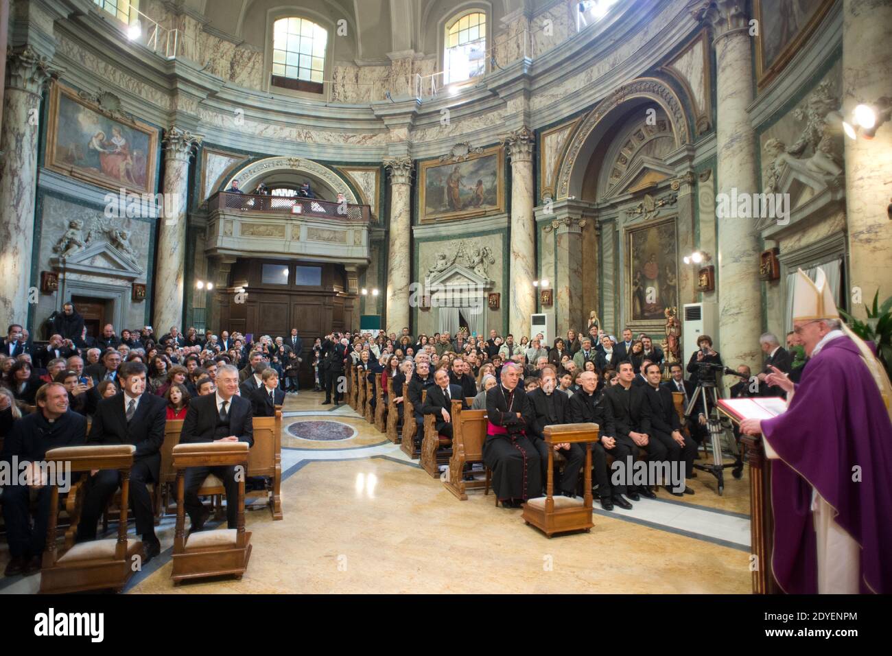 Le pape François dirige une messe dans l'église Santa Anna à l'intérieur du Vatican le 17 mars 2013. Photo par ABACAPRESS.COM Banque D'Images