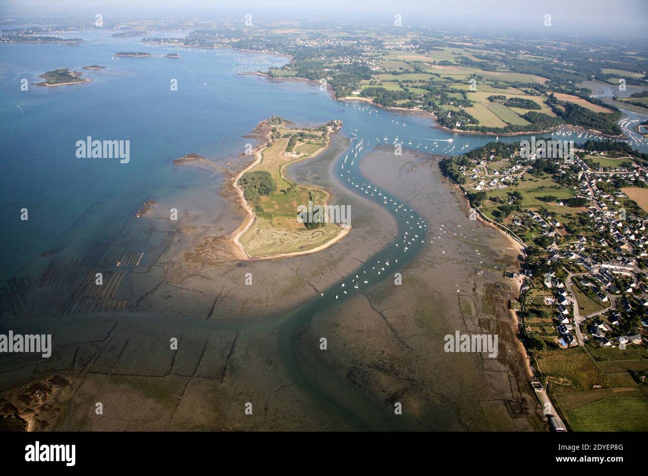 Photo du dossier datée du 27 juillet 2011 montrant l'île Boedic dans le golfe du Morbihan, dans l'ouest de la France, propriété de feu avocat français Olivier Metzner. Le corps de Metzner a été trouvé le 17 mars 2013 au large de son île, près de vannes. Une lettre faisant référence à son désir de mettre fin à sa vie a été trouvée à sa maison. Metzner, 64 ans, un avocat français majeur, a récemment défendu l'ancien Premier ministre français Dominique de Villepin, le Trader voyou français Jerome Kerviel et Françoise Bettencourt-Meyers, fille de la milliardaire française l'Oréal Heiress Liliane Bettencourt. Photo de Christophe Charon/ABACAPRESS.COM Banque D'Images