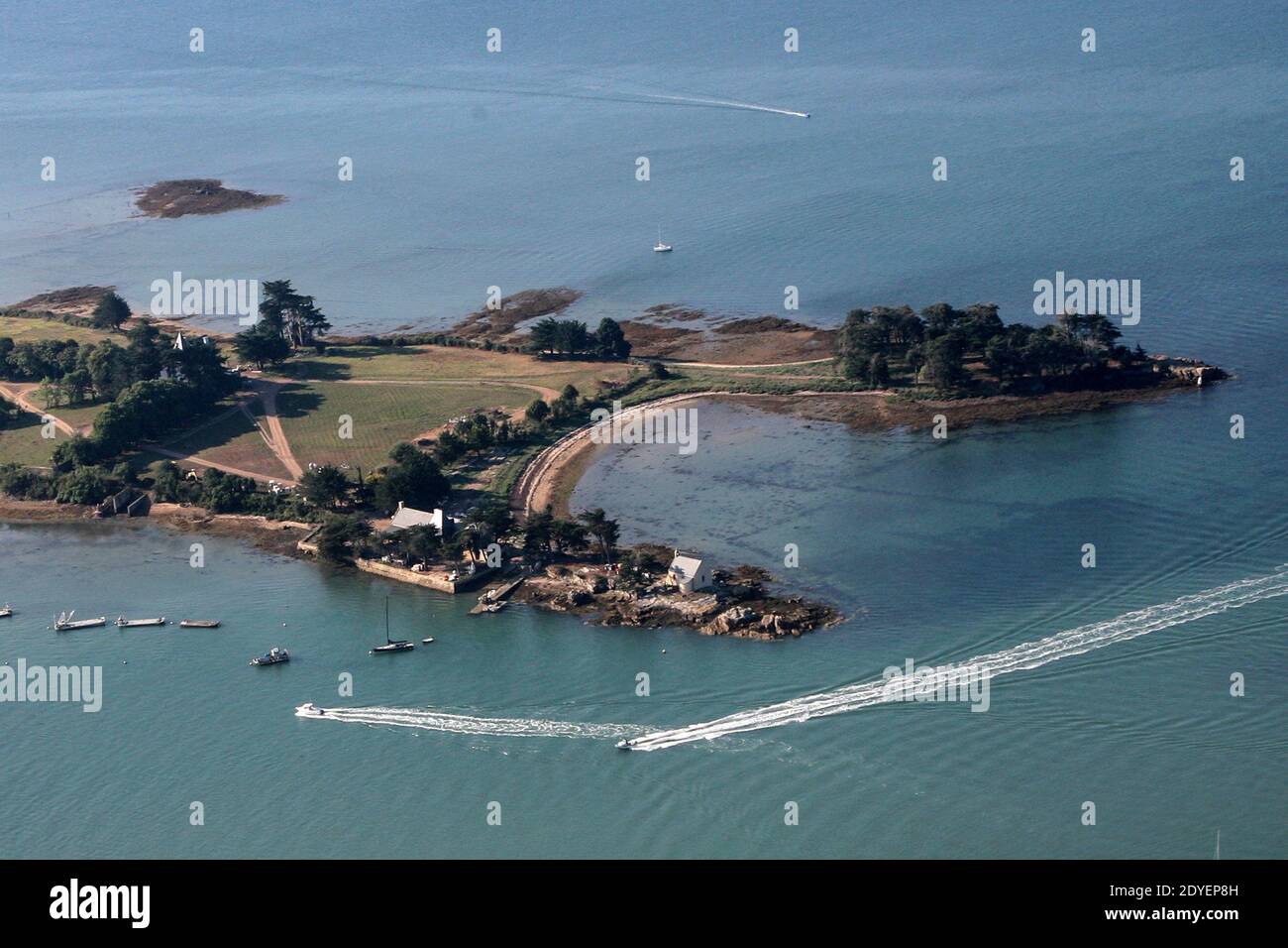 Photo du dossier datée du 27 juillet 2011 montrant l'île Boedic dans le golfe du Morbihan, dans l'ouest de la France, propriété de feu avocat français Olivier Metzner. Le corps de Metzner a été trouvé le 17 mars 2013 au large de son île, près de vannes. Une lettre faisant référence à son désir de mettre fin à sa vie a été trouvée à sa maison. Metzner, 64 ans, un avocat français majeur, a récemment défendu l'ancien Premier ministre français Dominique de Villepin, le Trader voyou français Jerome Kerviel et Françoise Bettencourt-Meyers, fille de la milliardaire française l'Oréal Heiress Liliane Bettencourt. Photo de Christophe Charon/ABACAPRESS.COM Banque D'Images
