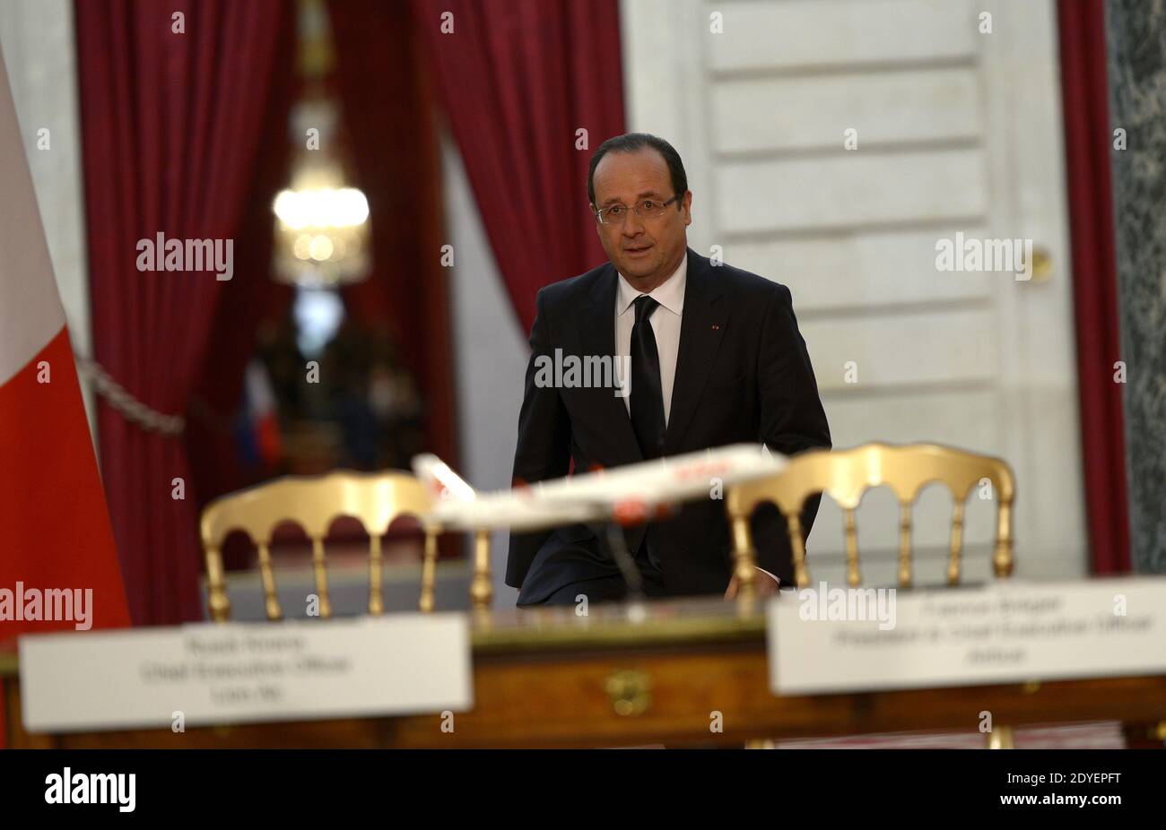 Le président français François Hollande se tient après que le géant européen de l'aérospatiale Airbus et la comapny de Lion Air aient signé un contrat lors d'une cérémonie au palais présidentiel de l'Elysée à Paris, en France, le 18 mars 2013. Airbus a annoncé une commande record de 18.4 milliards d'euros (23.8 milliards de dollars) de Lion Air en Indonésie pour 234 avions A320 moyens-courriers. Lion Air, le plus grand transporteur privé d'Indonésie et l'une des compagnies aériennes à la croissance la plus rapide au monde, est un nouveau client pour Airbus, car il a déjà été équipé presque exclusivement par le rival américain Boeing. Photo de Mousse/ABACAPRESS.COM Banque D'Images