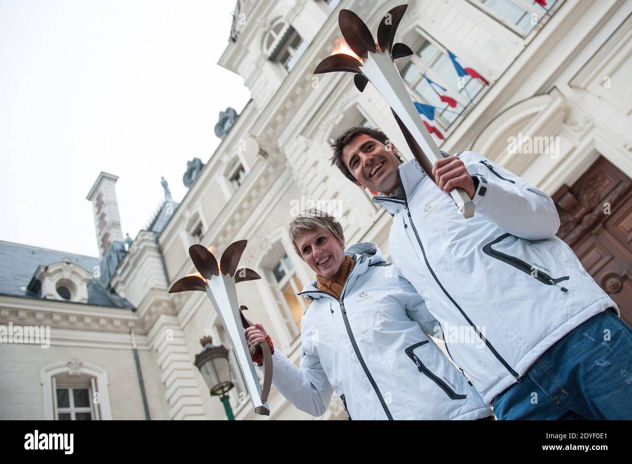 L'ancienne biathlète française Sandrine Bailly et le coureur de ski alpin de la coupe du monde Jean Baptiste Grange, les deux derniers porteurs de la torche des 2ème Jeux mondiaux d'hiver du CISM (International Military Sports Council), posent à l'extérieur de la préfecture de haute-Savoie à Annecy, dans l'est de la France, le 25 mars 2013. Photo de Gilles Bertrand/ABACAPRESS.COM Banque D'Images