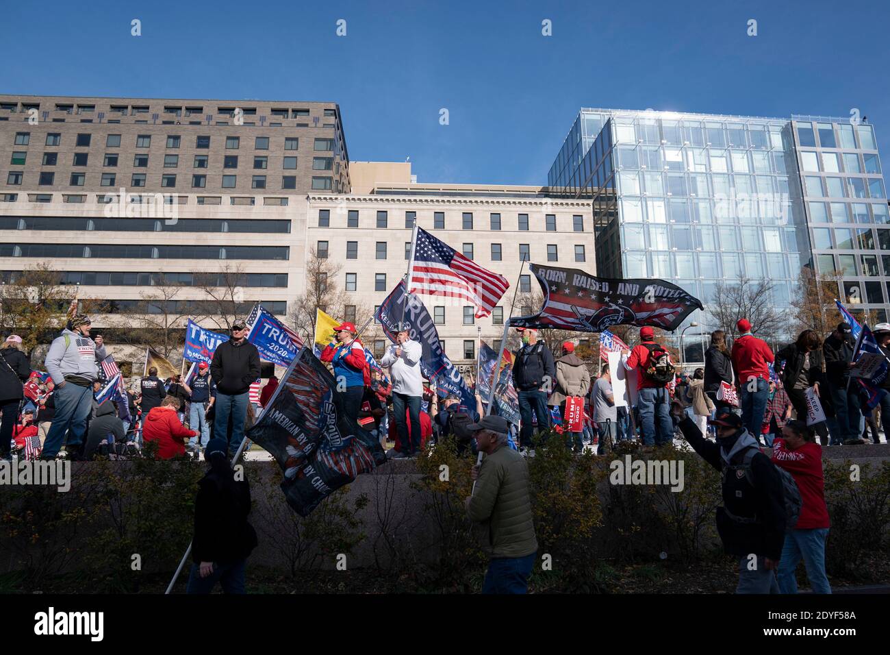 Les manifestants se rassemblent lors de la « Marche MILLION MAGA » à Freedom Plaza à Washington, D.C., aux États-Unis, le samedi 14 novembre 2020. Le rassemblement intervient une semaine après que les organismes de presse ont projeté Joe Biden comme le vainqueur des élections de 2020 et le président Trump refuse de reconnaître qu'il avait perdu. Crédit : Alex Edelman/l'accès photo Banque D'Images