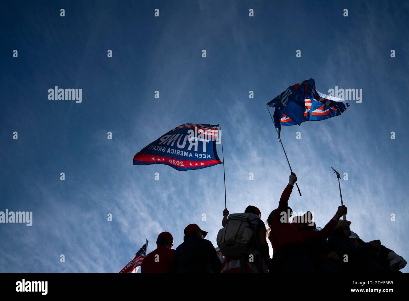 Les manifestants se rassemblent lors de la « Marche MILLION MAGA » à Freedom Plaza à Washington, D.C., aux États-Unis, le samedi 14 novembre 2020. Le rassemblement intervient une semaine après que les organismes de presse ont projeté Joe Biden comme le vainqueur des élections de 2020 et le président Trump refuse de reconnaître qu'il avait perdu. Crédit : Alex Edelman/l'accès photo Banque D'Images