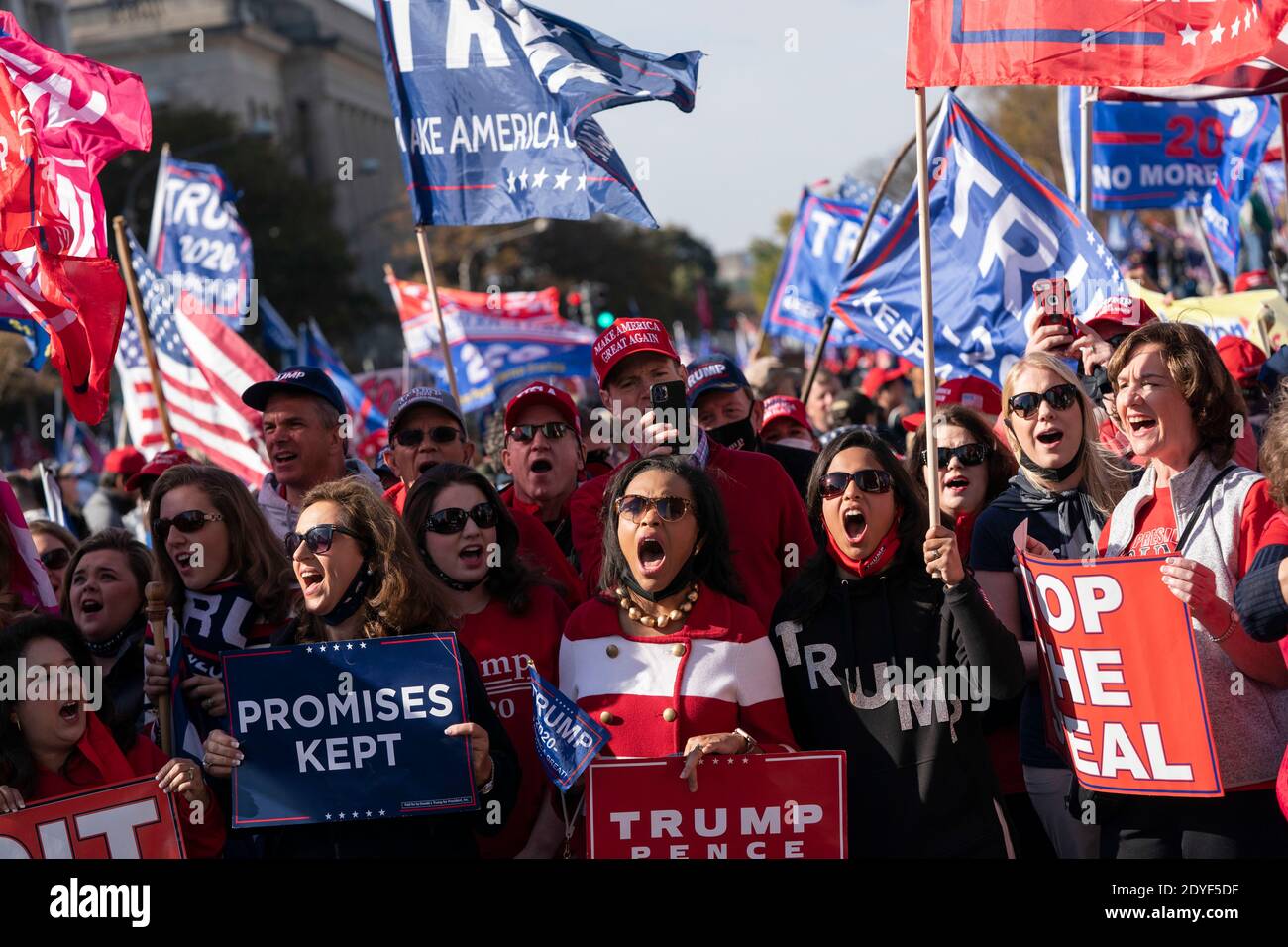 Les manifestants se rassemblent lors de la « Marche MILLION MAGA » à Freedom Plaza à Washington, D.C., aux États-Unis, le samedi 14 novembre 2020. Le rassemblement intervient une semaine après que les organismes de presse ont projeté Joe Biden comme le vainqueur des élections de 2020 et le président Trump refuse de reconnaître qu'il avait perdu. Crédit : Alex Edelman/l'accès photo Banque D'Images