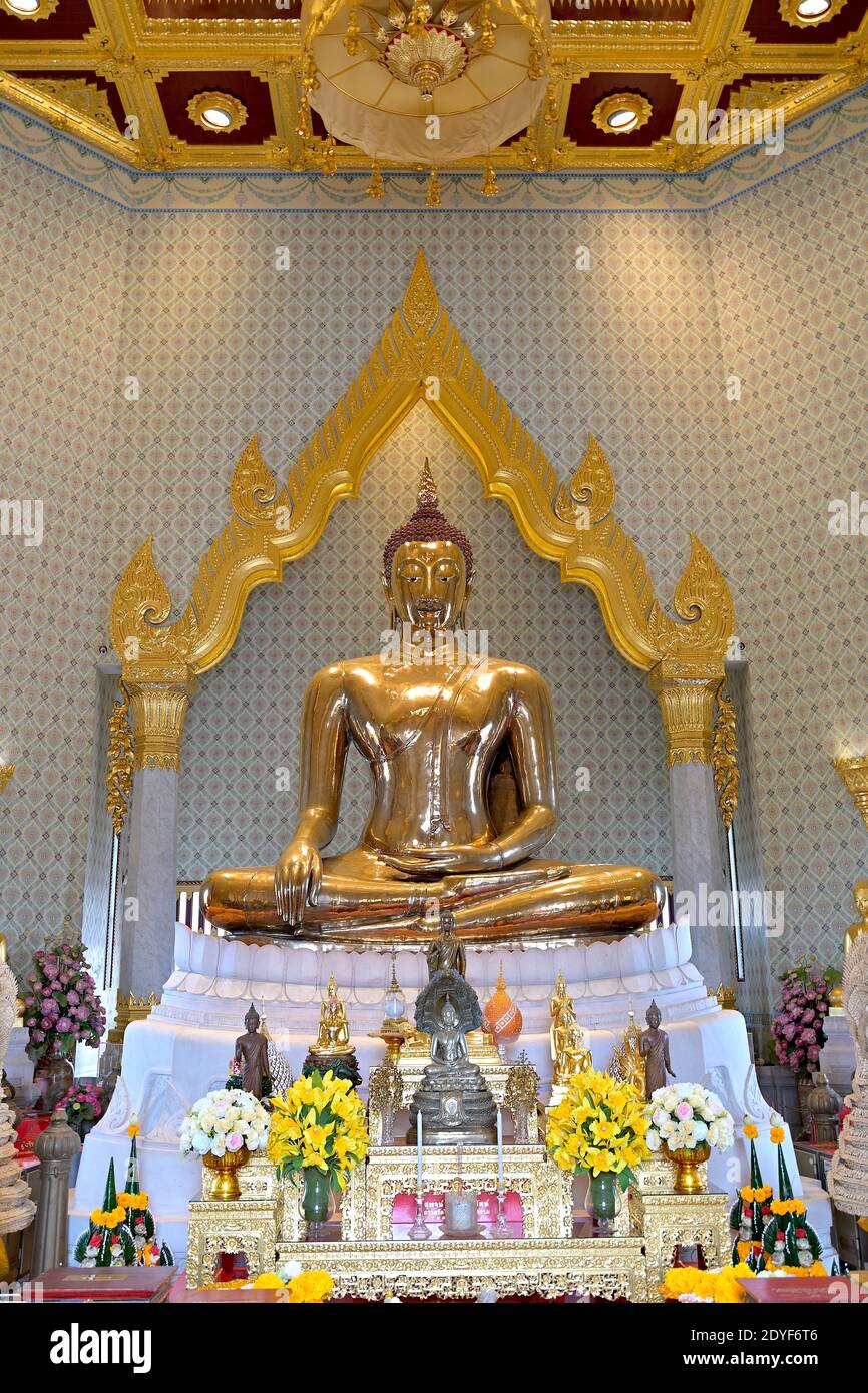 Vue de face du Bouddha d'or, Wat Traimit : la plus grande image de Bouddha d'or solide au monde, faite d'environ 83% d'or pur, pesant 5.5 tonnes. Banque D'Images