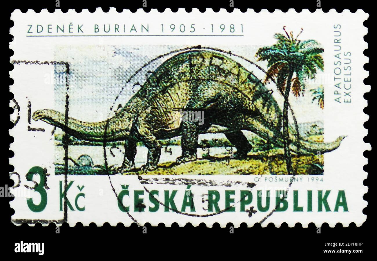 MOSCOU, RUSSIE - 23 MARS 2019 : un timbre imprimé en République tchèque montre Apatosaurus excelsus, peinture de Zdenek Burian, série d'animaux préhistoriques, Banque D'Images