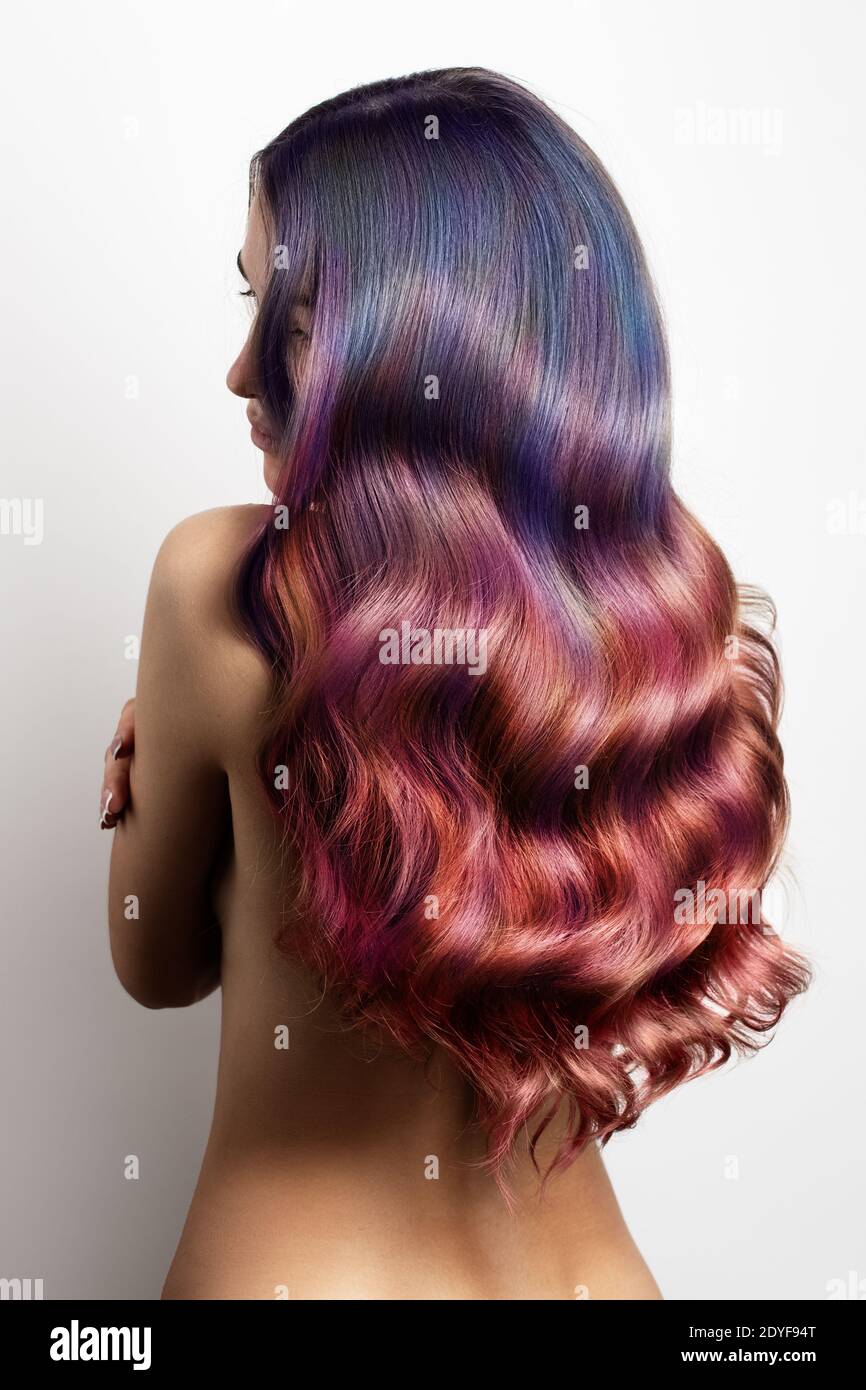 femme aux cheveux ondulés épais et à une variété de nuances de palette de couleurs. Couleurs différentes. Ombre Banque D'Images