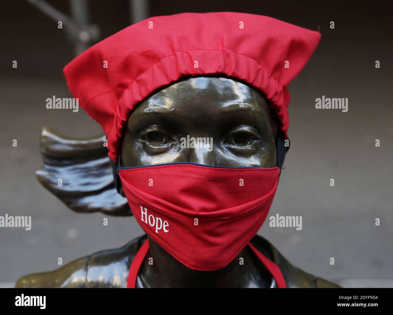New York, États-Unis. 25 décembre 2020. La statue de la « fille sans fianteur » est érigée dans un uniforme de l'Armée du Salut à l'extérieur de la Bourse de New York sur Wall Street à New York le jeudi 10 décembre 2020. La statue de la « fille sans fianteur » porte un uniforme de l'Armée du Salut et une mini bouilloire et une cloche rouges pour défendre les New-Yorkais face à la faim, au manque de logement et à l'incapacité de payer leurs factures. Photo de John Angelillo/UPI crédit: UPI/Alay Live News Banque D'Images