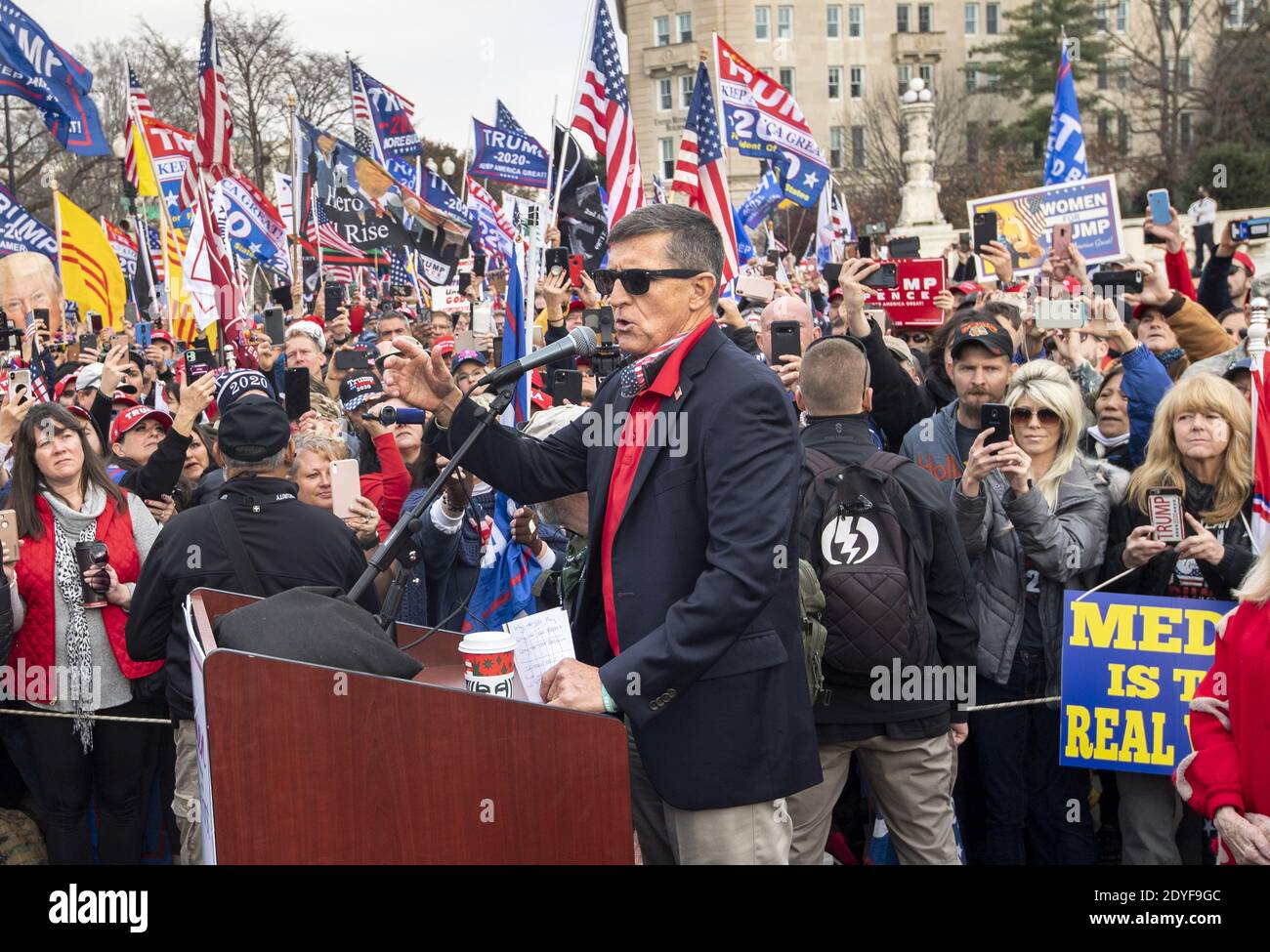 Washington, États-Unis. 25 décembre 2020. L'ancien général Michael Flynn s'adresse à un rassemblement pro-Trump devant la Cour suprême des États-Unis à Washington, DC, le samedi 12 décembre 2020. De grands groupes, qui soutiennent le président Donald Trump, marchent sur la capitale de la nation alors qu'ils allèguent, sans preuve, que le président élu Joe Biden a volé l'élection américaine de Donald Trump. Photo de Kevin Dietsch/UPI crédit: UPI/Alay Live News Banque D'Images