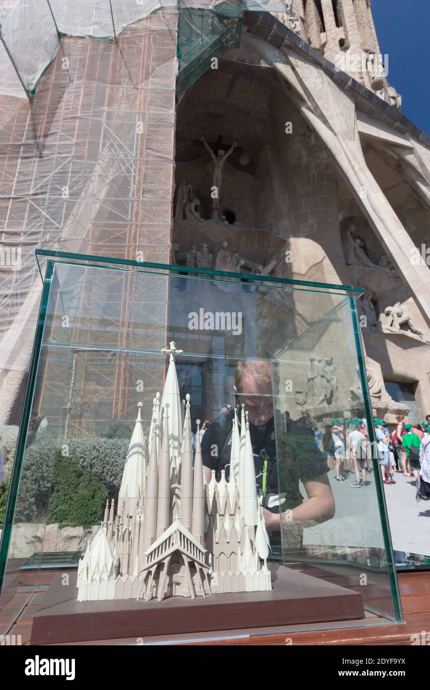 Espagne Barcelone modèle de l'église complète de la Sagrada Familia devant le bâtiment Banque D'Images
