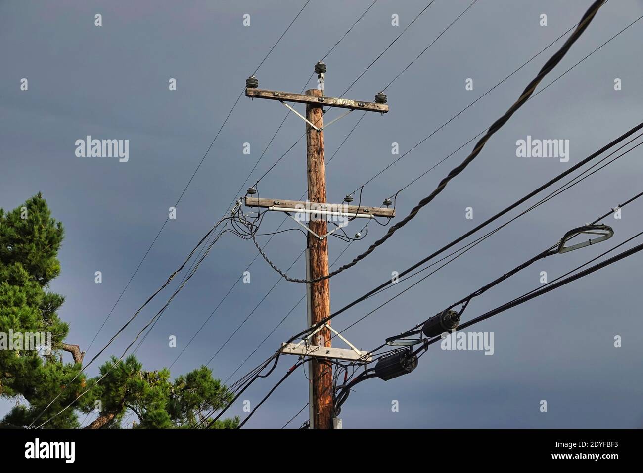 Lignes électriques et téléphoniques en Californie, États-Unis. Les lignes exploitées par la Pacific Gas and Electricity Company (PG&E) sont considérées par beaucoup comme étant Banque D'Images