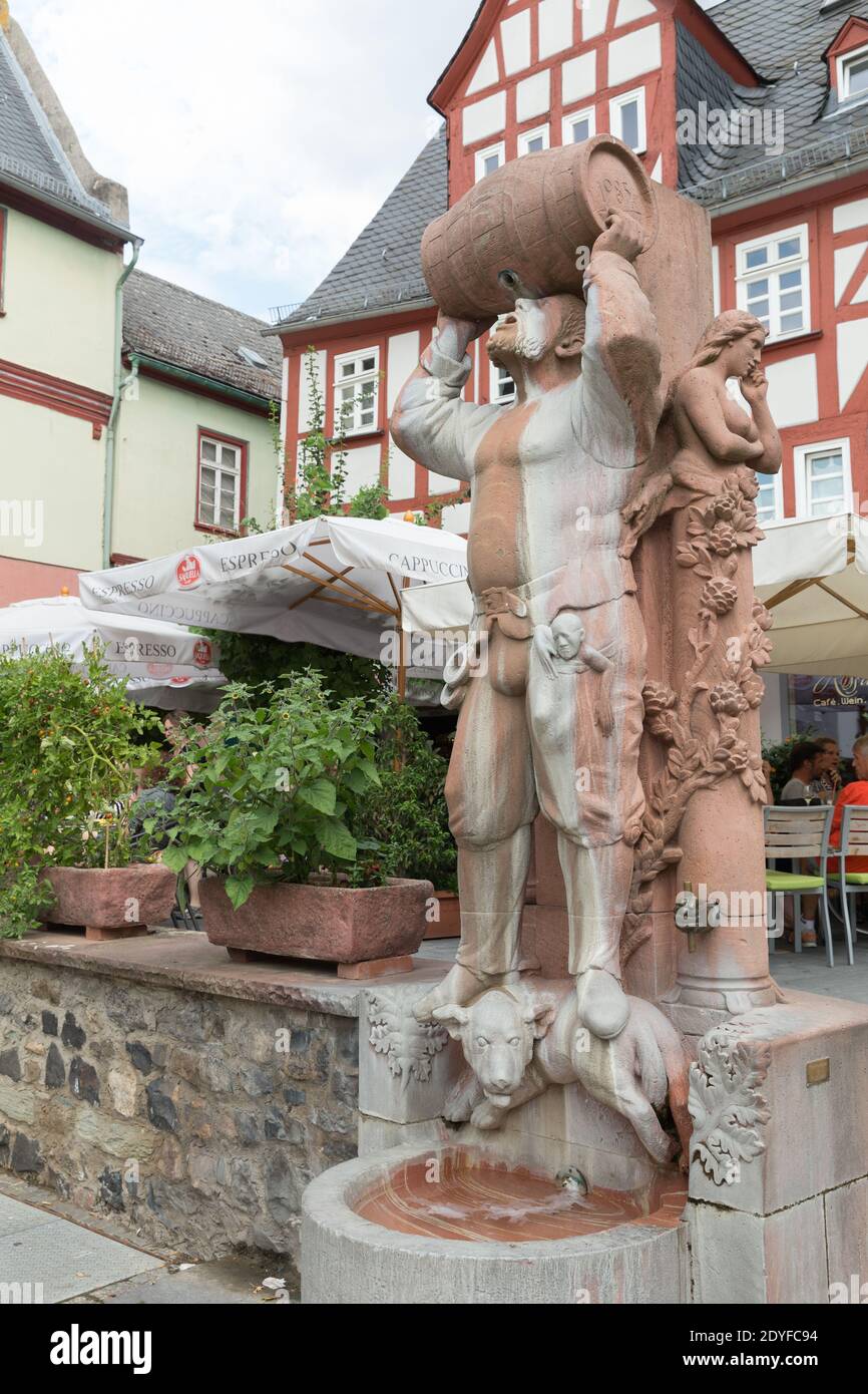 Limbourg Allemagne Karl Mathaus Winter sculpta la statue du baron Robber Statue de Friedrich von Hattstein en buvant un baril de vin en 1985 Banque D'Images