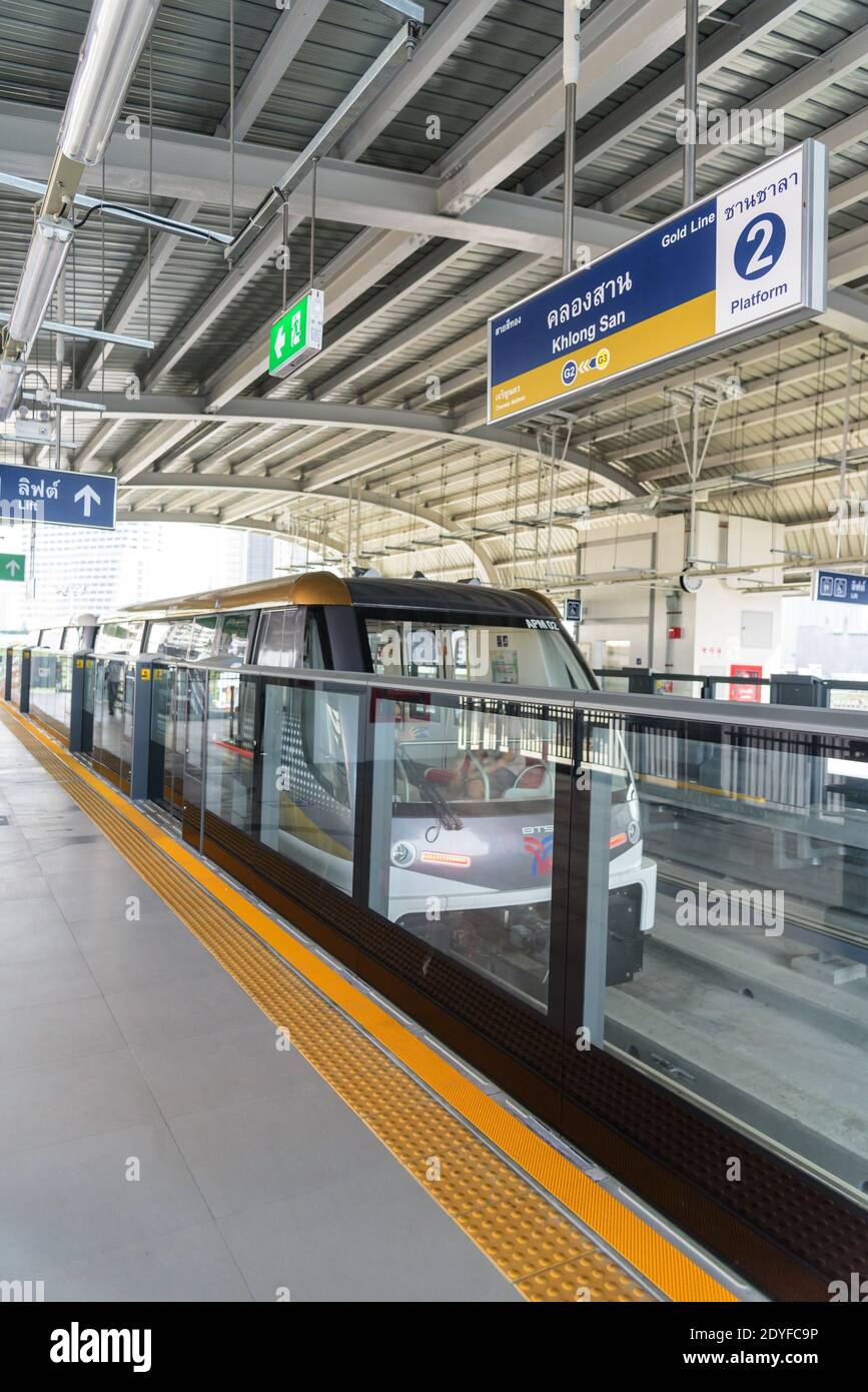 Bangkok,Thaïlande - 19 Decemmber, 2020: Ligne d'or de train électrique venant à la gare de Khlong san Banque D'Images