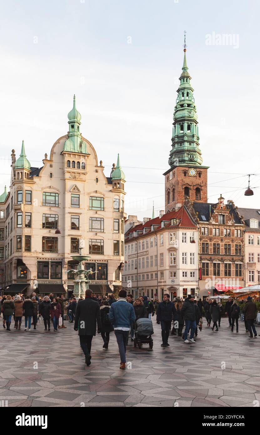 Copenhague, Danemark - 9 décembre 2017 : vue sur la rue de Hojbro Plads, place publique située dans le centre-ville de Copenhague. Les gens ordinaires marchent Banque D'Images