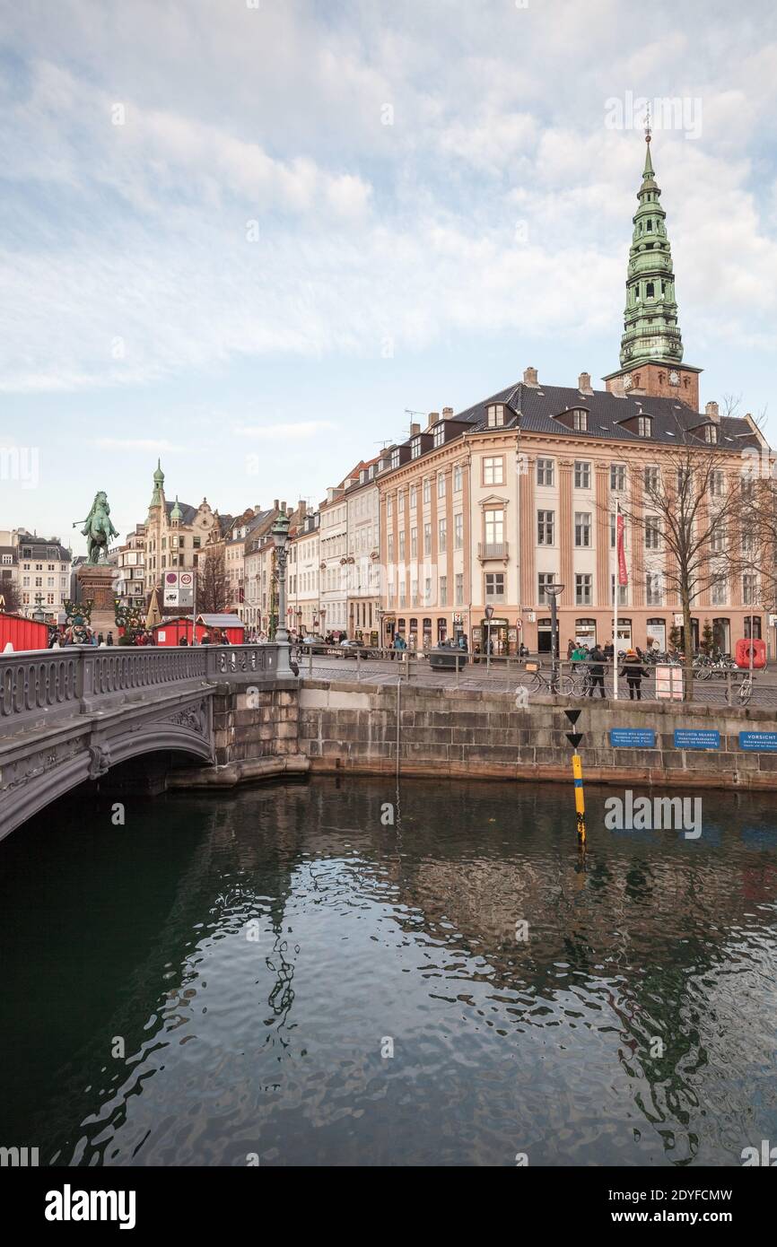 Copenhague, Danemark - 10 décembre 2017 : vue sur la rue avec le pont Hojbro et la place d'Agnete et la statue de bronze sous-marine de Merman. Peut Slotsholm Banque D'Images
