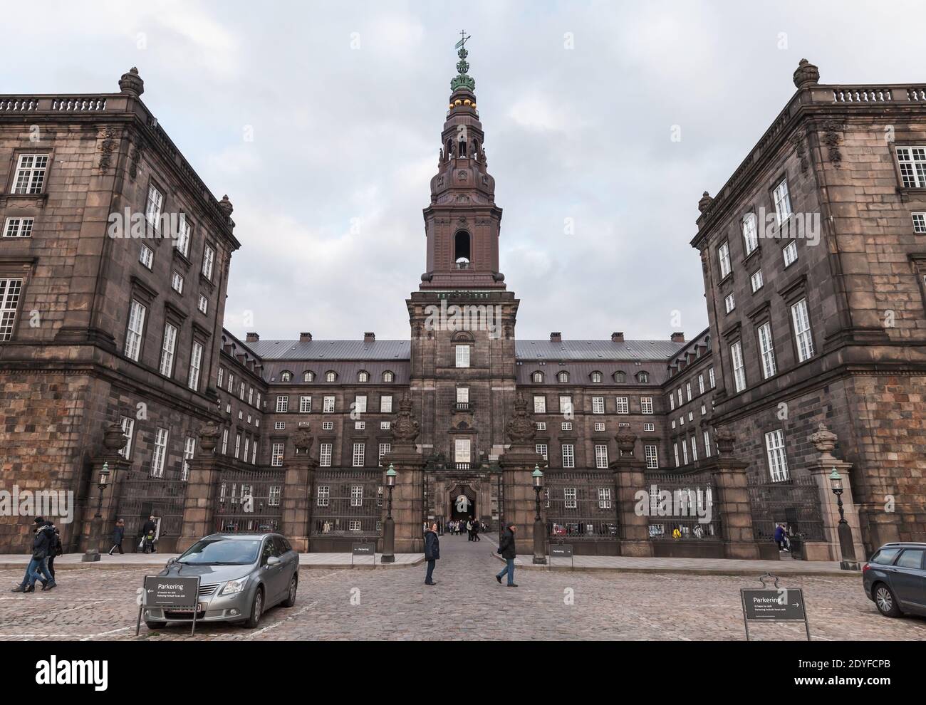 Copenhague, Danemark - 10 décembre 2017 : les touristes se trouvent en face du palais de Christiansborg, un palais et un bâtiment du gouvernement sur l'îlot de Slotsholmen Banque D'Images