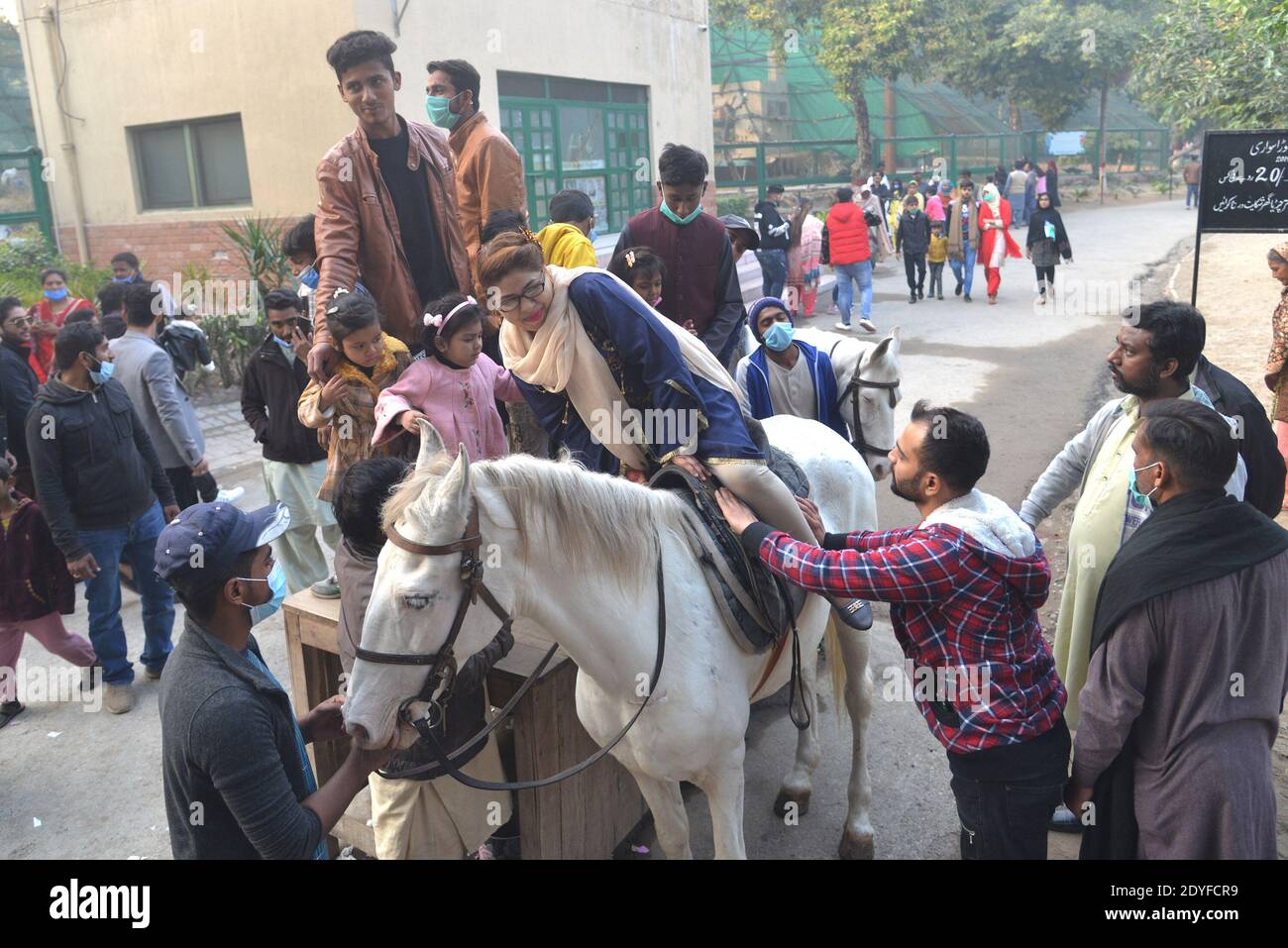 Lahore, Pakistan. 25 décembre 2020. Un grand nombre de Christen apprécient le zoo de Lahore après les prières de Noël lors des célébrations de Noël. Communauté chrétienne à travers le pays célébrant la saison de fête de Noël avec l'arrivée de décembre. Les chrétiens ont commencé à éclairer leurs maisons et leurs églises tandis que les achats de Noël sont en plein essor dans tout le pays. (Photo de Rana Sajid Hussain/Pacific Press) Credit: Pacific Press Media production Corp./Alay Live News Banque D'Images