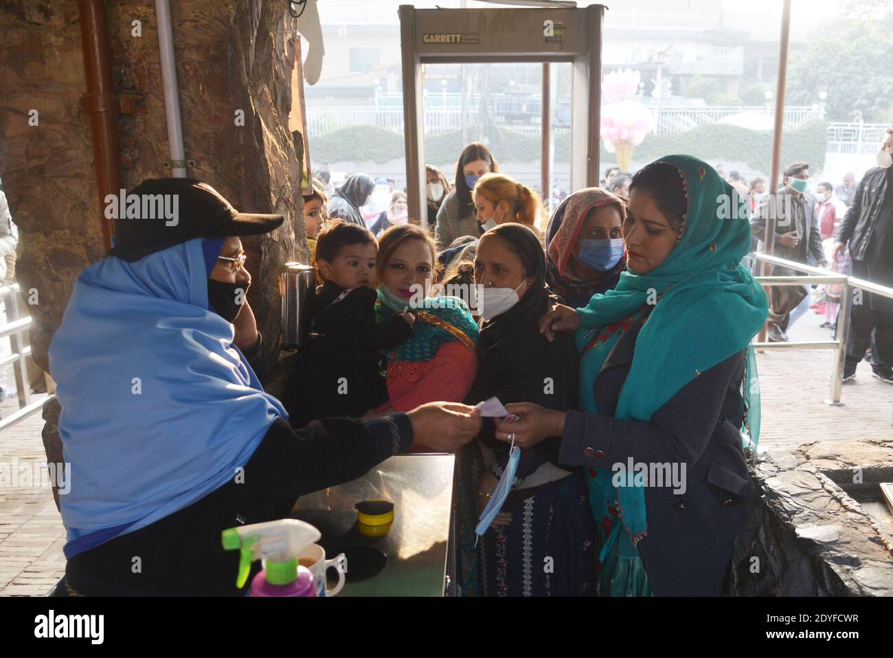 Lahore, Pakistan. 25 décembre 2020. Un grand nombre de Christen apprécient le zoo de Lahore après les prières de Noël lors des célébrations de Noël. Communauté chrétienne à travers le pays célébrant la saison de fête de Noël avec l'arrivée de décembre. Les chrétiens ont commencé à éclairer leurs maisons et leurs églises tandis que les achats de Noël sont en plein essor dans tout le pays. (Photo de Rana Sajid Hussain/Pacific Press) Credit: Pacific Press Media production Corp./Alay Live News Banque D'Images