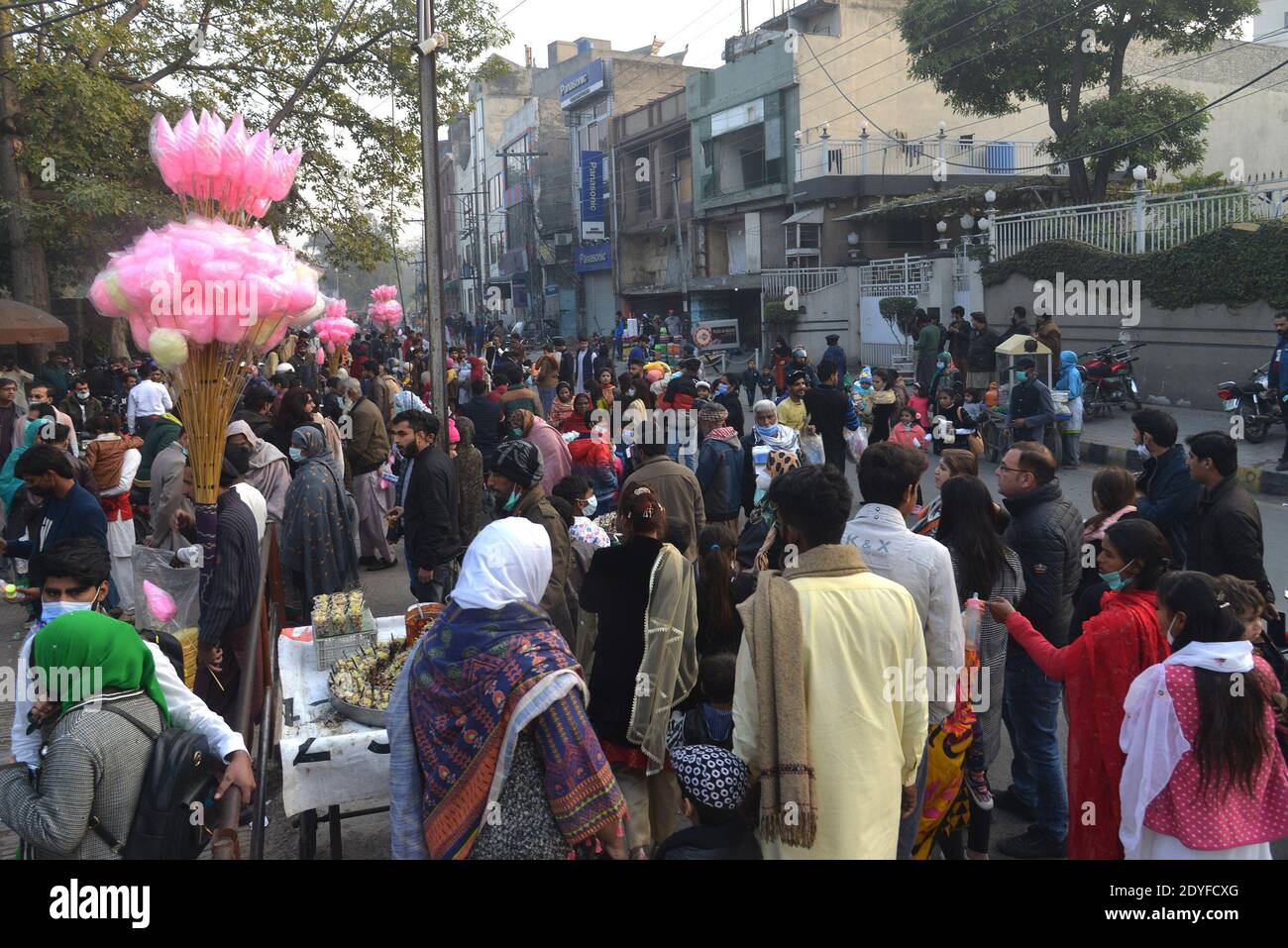 Lahore, Pakistan. 25 décembre 2020. Un grand nombre de Christen apprécient le zoo de Lahore après les prières de Noël lors des célébrations de Noël. Communauté chrétienne à travers le pays célébrant la saison de fête de Noël avec l'arrivée de décembre. Les chrétiens ont commencé à éclairer leurs maisons et leurs églises tandis que les achats de Noël sont en plein essor dans tout le pays. (Photo de Rana Sajid Hussain/Pacific Press) Credit: Pacific Press Media production Corp./Alay Live News Banque D'Images