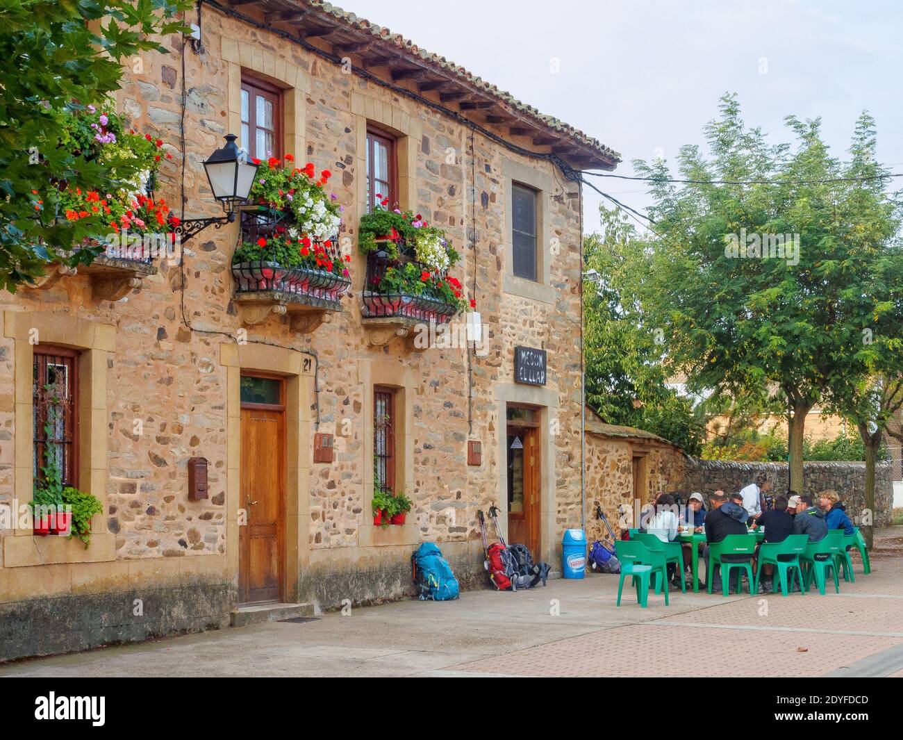 Les pèlerins prennent un petit-déjeuner copieux au restaurant Meson El Llar - Murias de Rechivaldo, Castille et Leon, Espagne Banque D'Images