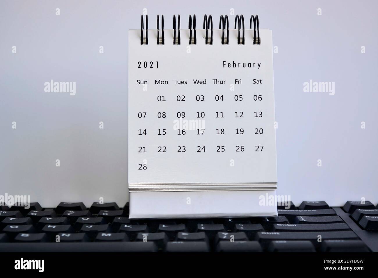 Calendrier blanc de février 2021 sur clavier avec arrière-plans blancs. Concept du nouvel an 2021 Banque D'Images