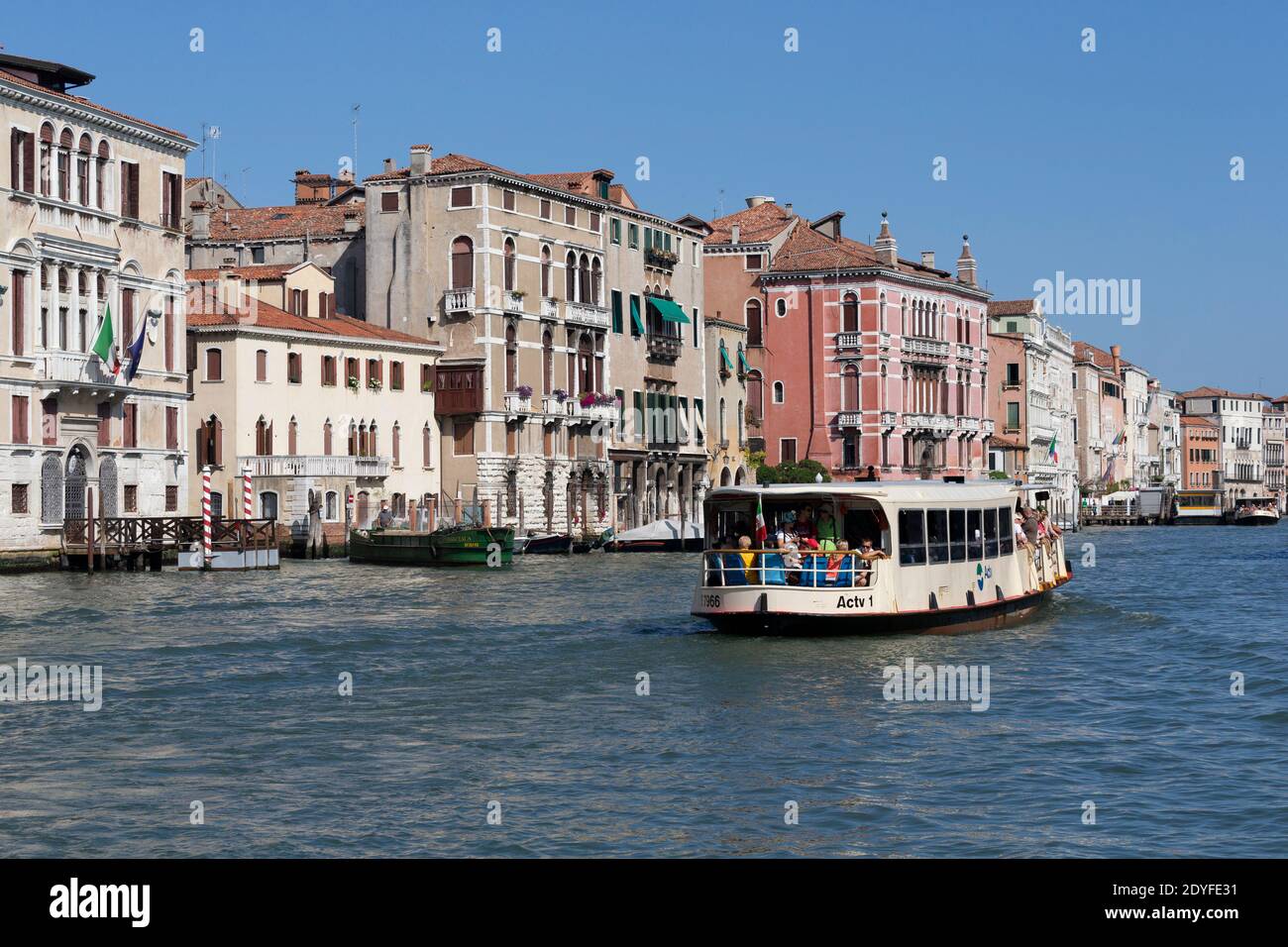 Vaporetto de Venise Italie sur le Grand Canal Banque D'Images