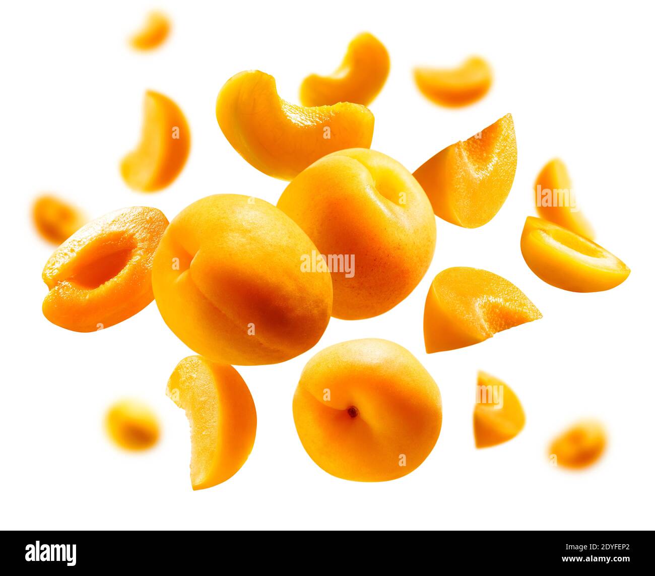 Abricots faire léviter sur un fond blanc. Fruits mûrs en vol Banque D'Images